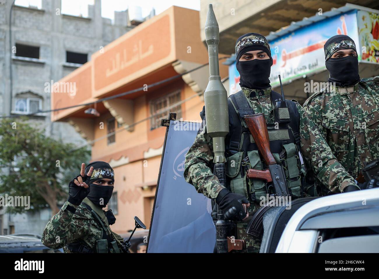 Die palästinensischen militärischen Widerstandsgruppen nehmen am 14. November 2021 an einer Militärparade in Gaza-Stadt Teil. Stockfoto