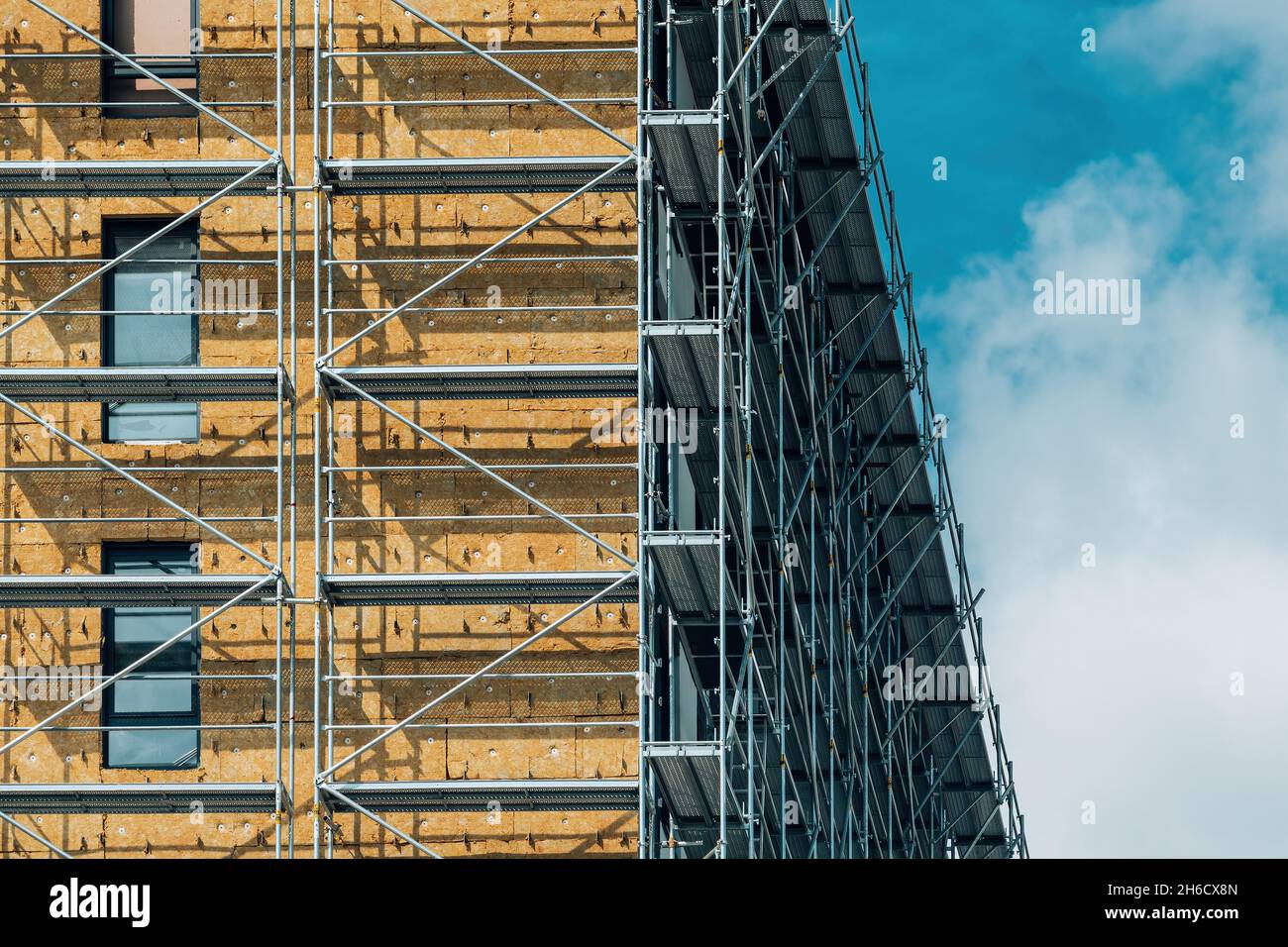 Mineralwolldämmung von Hochhaus-Appartementhaus im Wohnviertel, Bauindustriekonzept Stockfoto