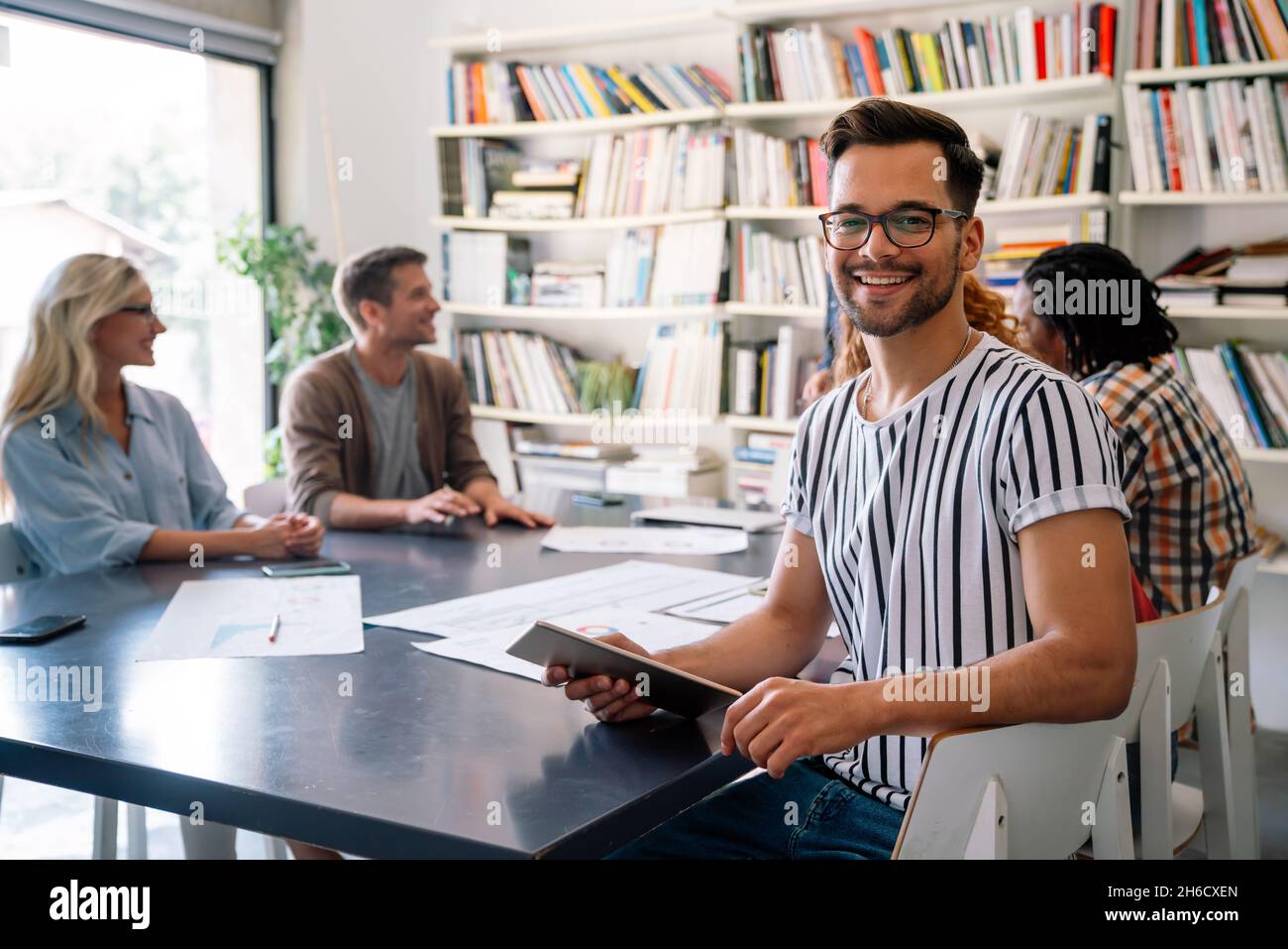 Gruppe erfolgreicher Geschäftsleute, Designer, die gemeinsam an einem Startup-Projekt im Büro arbeiten Stockfoto