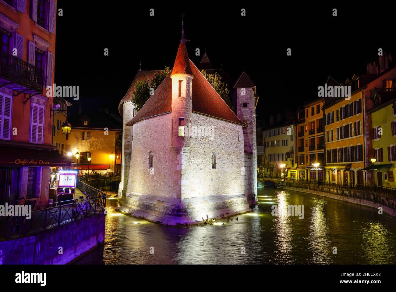 Nachtansicht des Palace of the Isle (Palais d Isle) in der Altstadt von Annecy. Das Departement Haute-Savoie in der Region Auvergne-Rhône-Alpes in Frankreich. Th Stockfoto