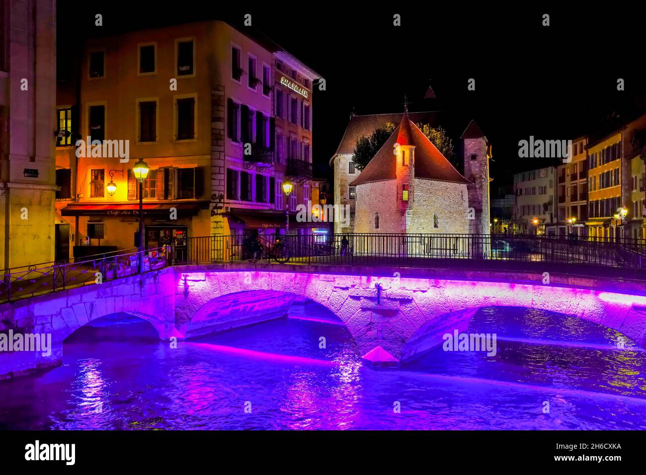 Nachtansicht des Palace of the Isle (Palais d Isle) in der Altstadt von Annecy. Das Departement Haute-Savoie in der Region Auvergne-Rhône-Alpes in Frankreich. Th Stockfoto