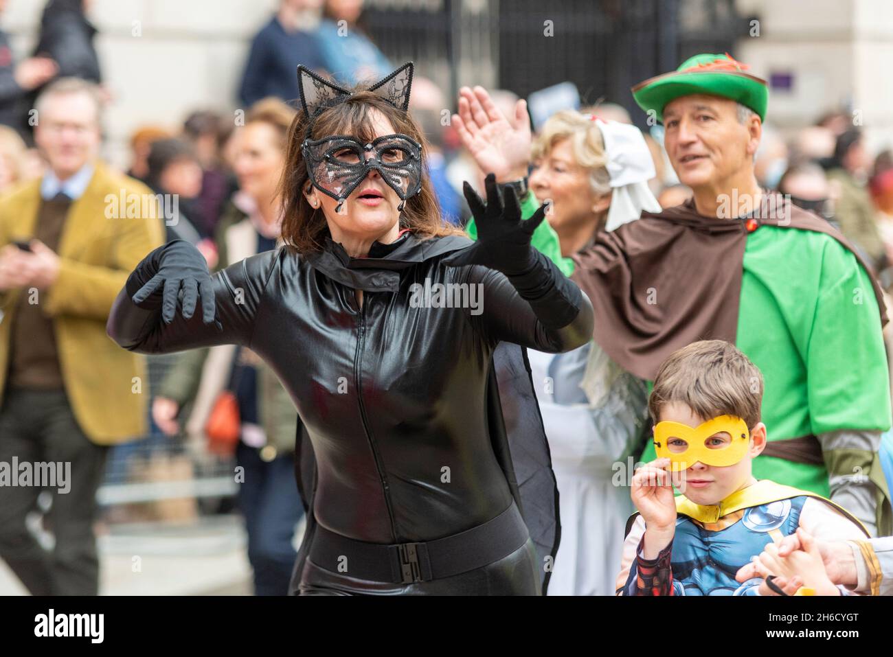 Die CCA-Galerien schweben bei der Lord Mayor's Show, Parade, Prozession entlang des Geflügels, in der Nähe des Mansion House, London, Großbritannien. Frau im catwoman Kostüm Stockfoto