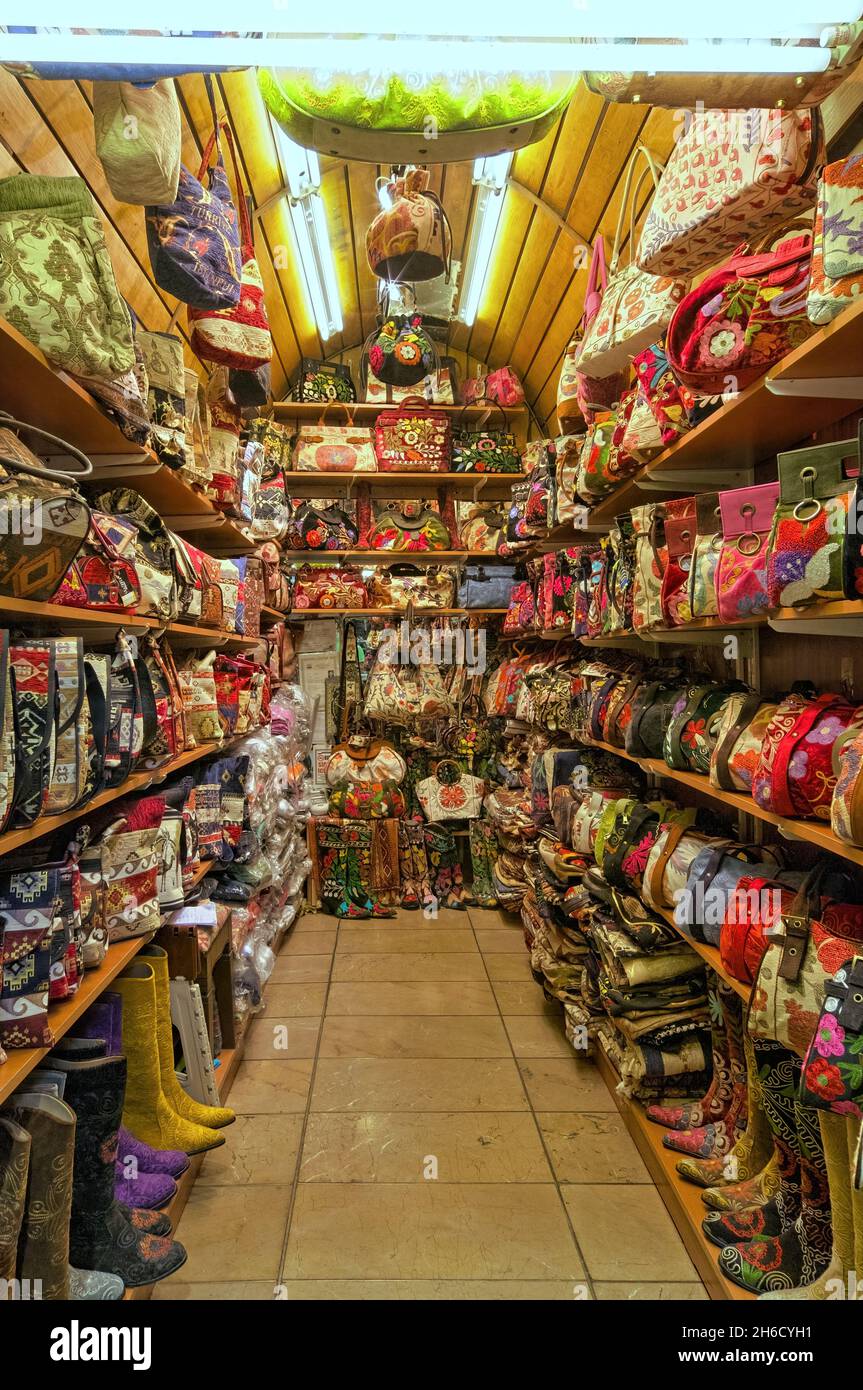Tourismus und Kultur der Türkei, Souvenirgeschäft (Taschen, Handtaschen und Stiefel bestickt) im Großen Basar von Istanbul Stockfoto