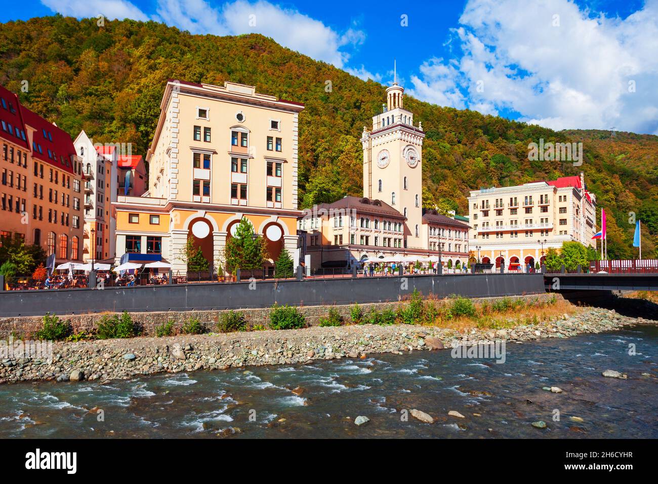 Rathaus im Zentrum von Rosa Khutor. Rosa Khutor ist ein alpines Skigebiet in der Nähe der Stadt Krasnaya Polyana in der Region Sotschi, Russland Stockfoto