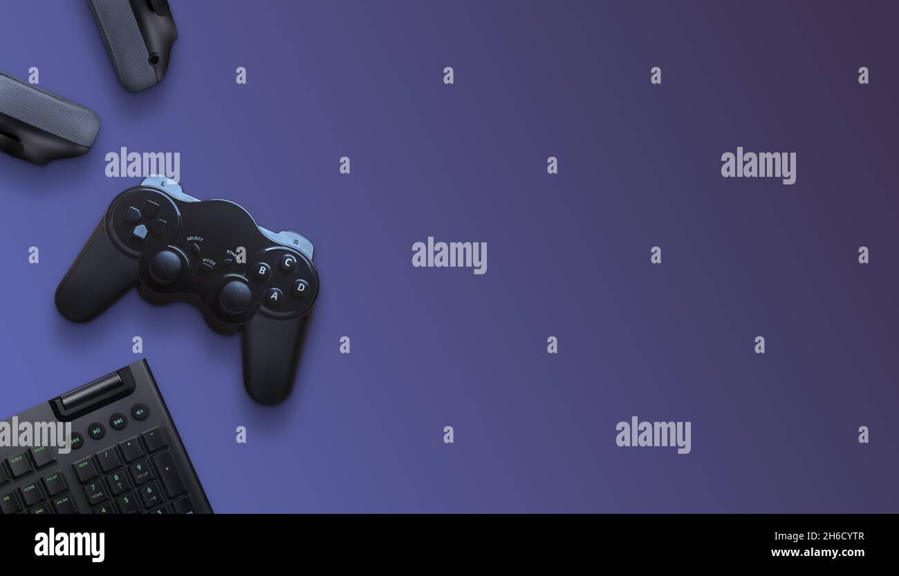 Gaming-Komposition mit Joypad, Tastatur und Kopfhörern mit Kopierfläche auf violetter Oberfläche Stockfoto