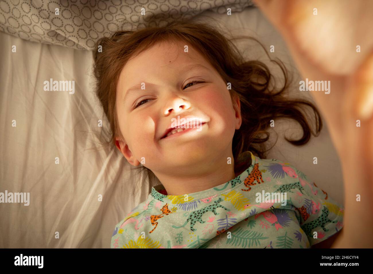Liebenswert sorglos Baby Mädchen lächeln Stockfoto