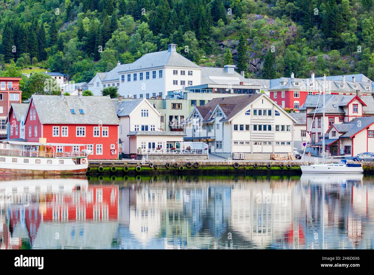Odda ist eine Stadt im Odda-Gemeinde in Hordaland County, Hardanger in Norwegen. In der Nähe von trolltunga Felsformation entfernt. Stockfoto