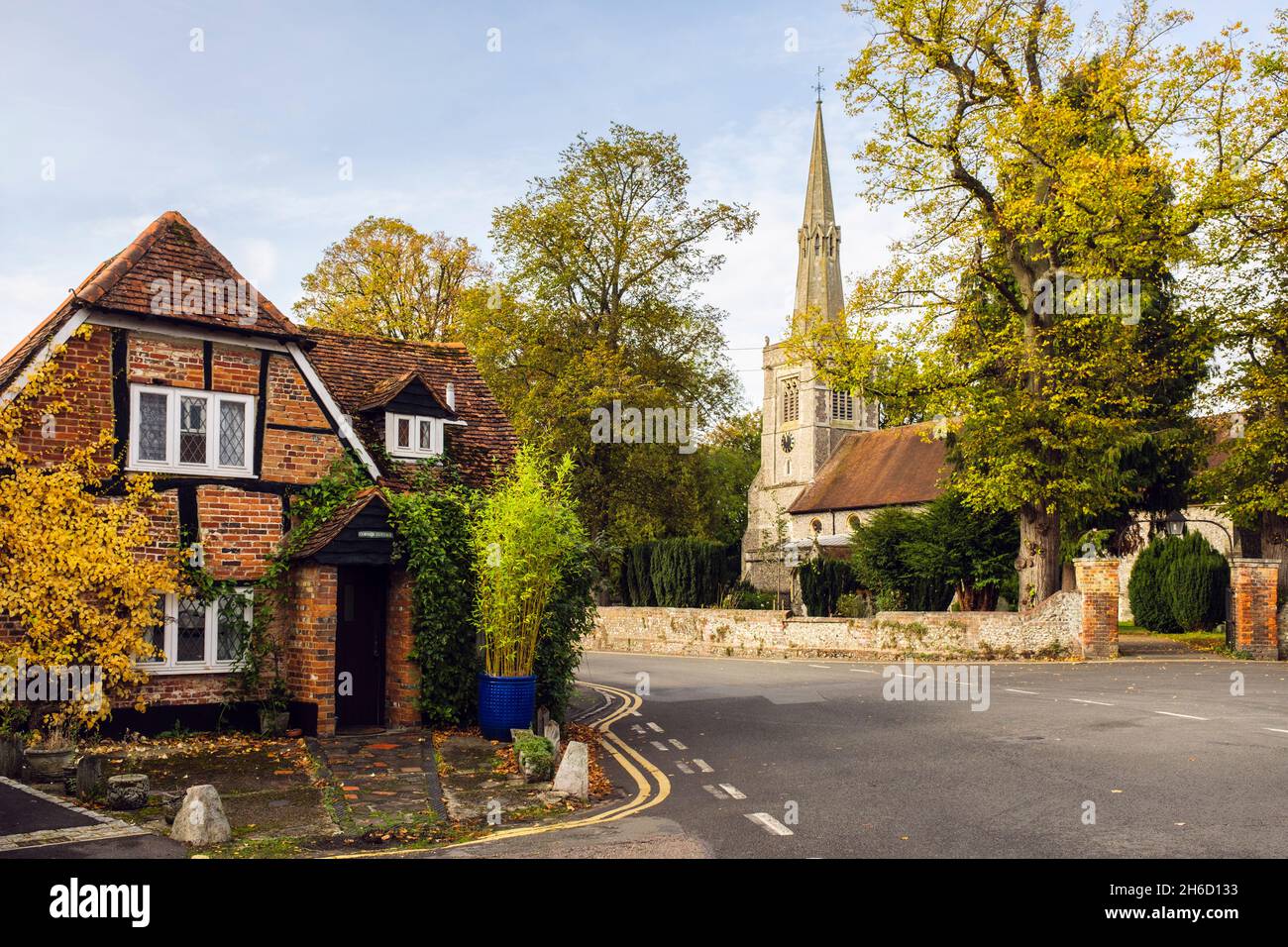 Corner Cottage und St. Mary's Pfarrkirche im Herbst. Princes Risborough, Buckinghamshire, England, Großbritannien Stockfoto