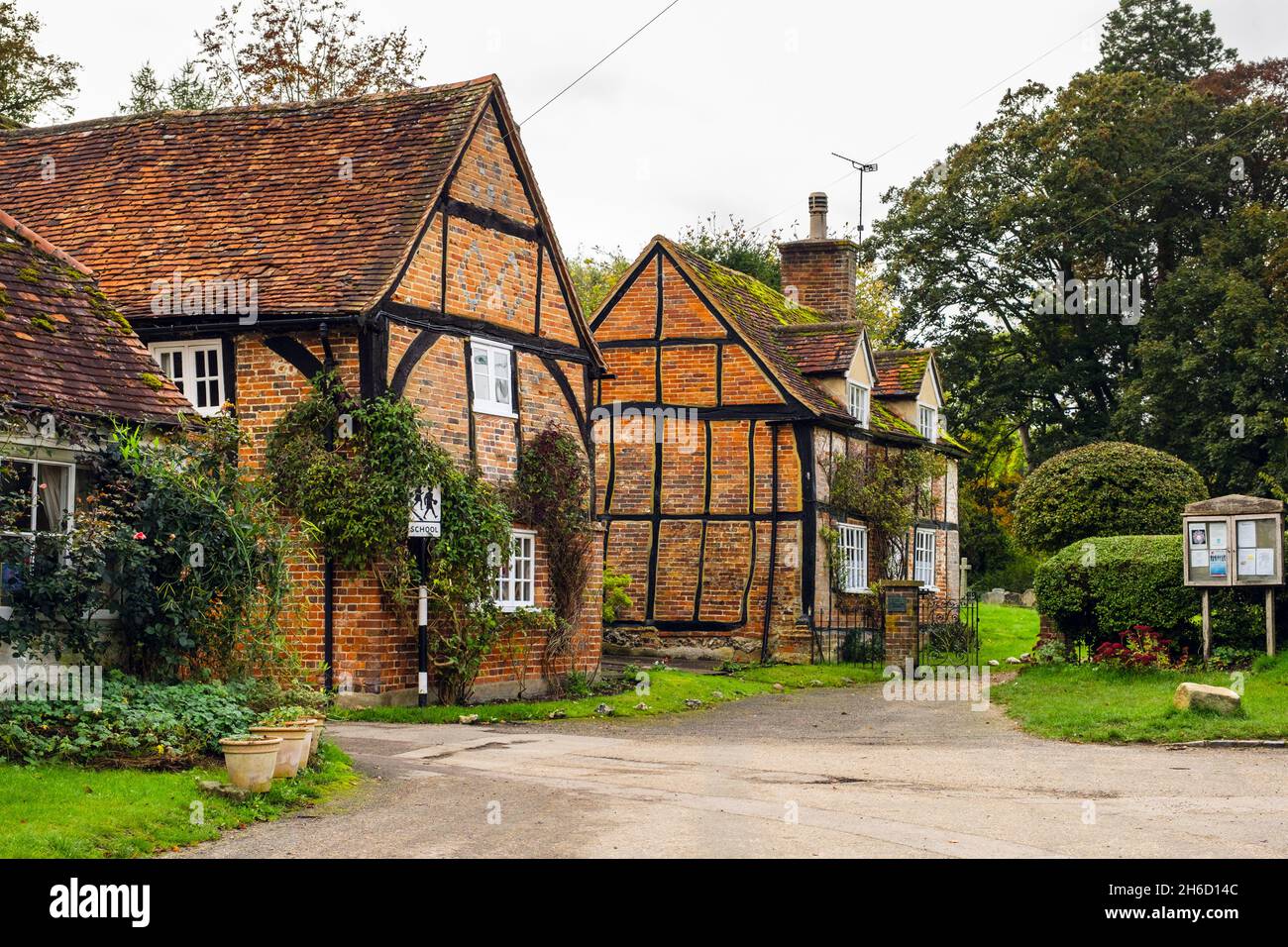 Historische, alte Fachwerkhäuser in der Nähe von Village Green in Turville, Buckinghamshire, England, Großbritannien, Europa. Ein malerisches Dorf in den Chilterns Stockfoto