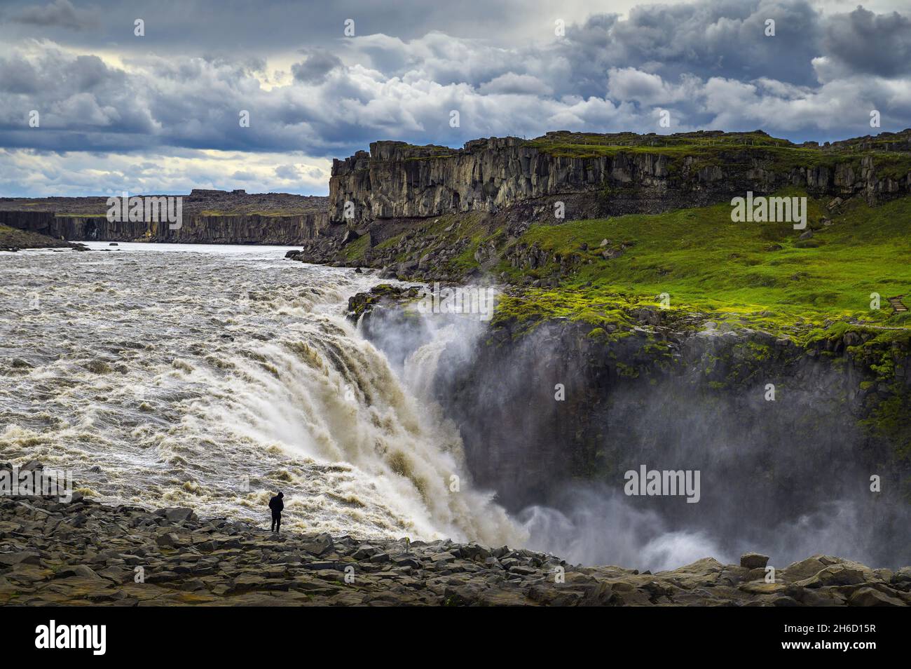 Wanderer, der in der Nähe des Dettifoss Wasserfalls in Island steht Stockfoto