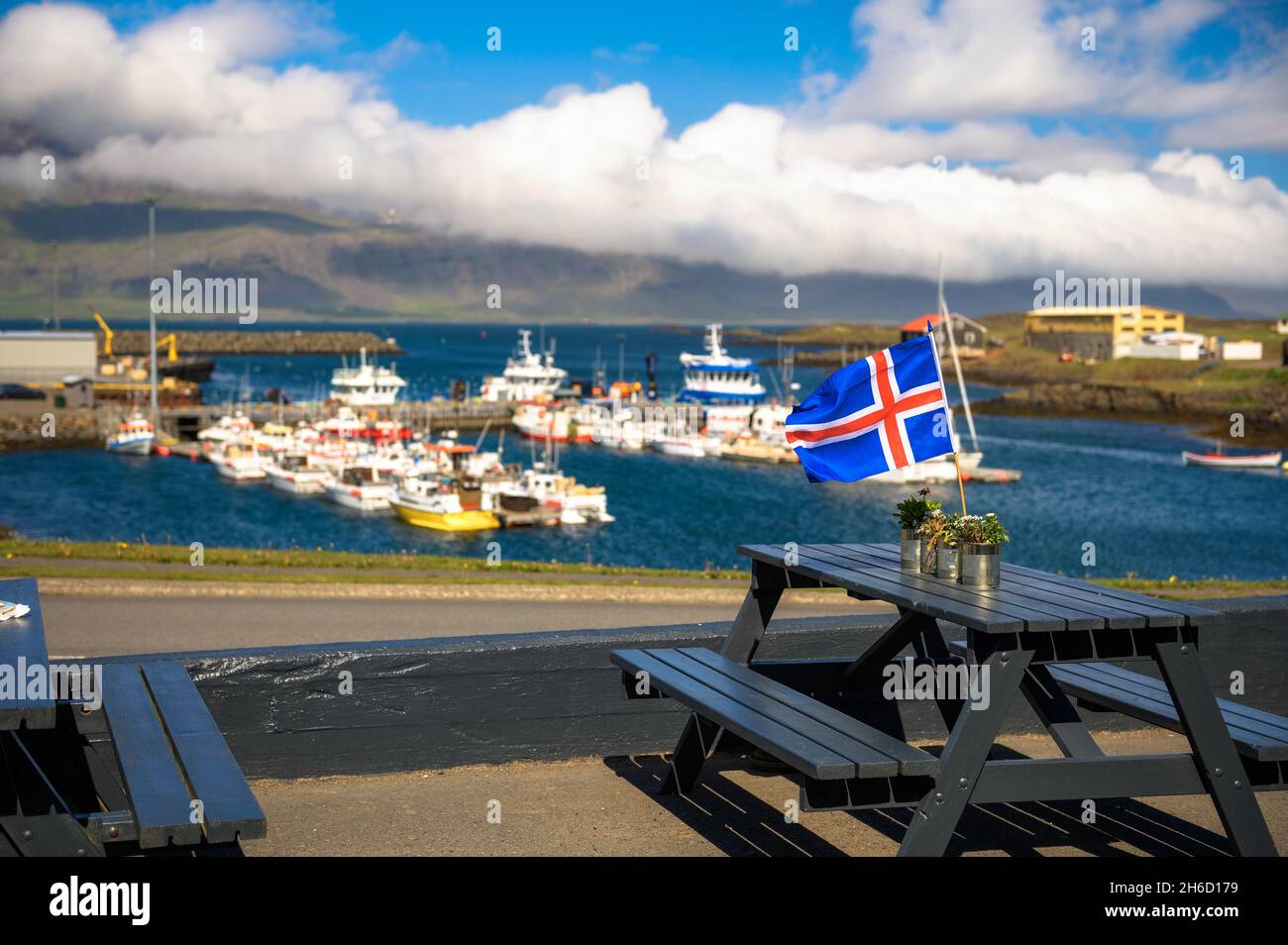 Flagge Islands auf einem Restauranttisch mit Hafen im Hintergrund Stockfoto