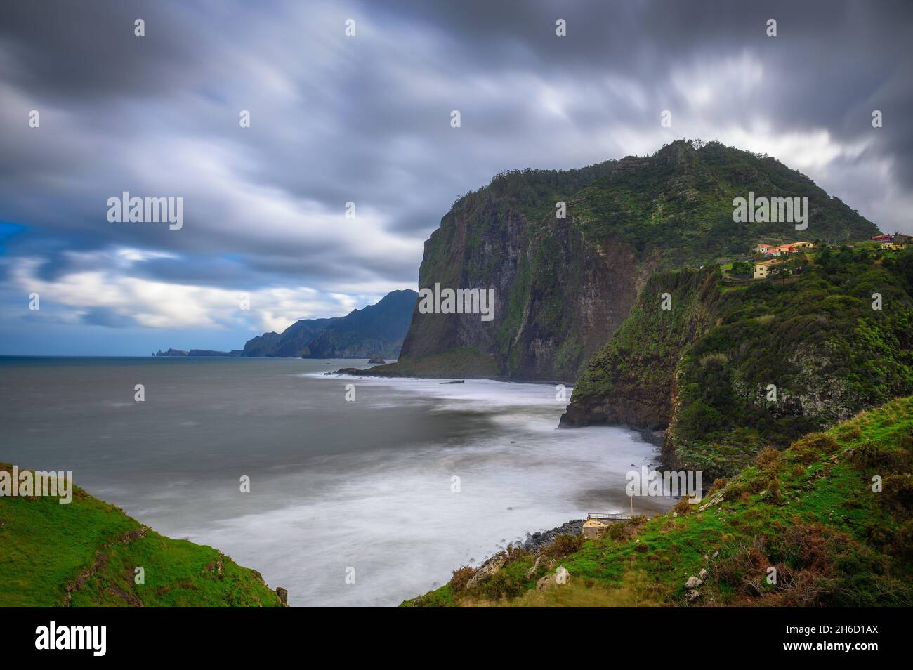 Küste und Klippen in der Nähe von Santana auf den Madeira-Inseln, Portugal Stockfoto