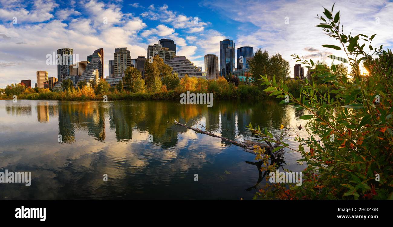 Sonnenuntergang über der Skyline von Calgary mit Bow River, Kanada Stockfoto