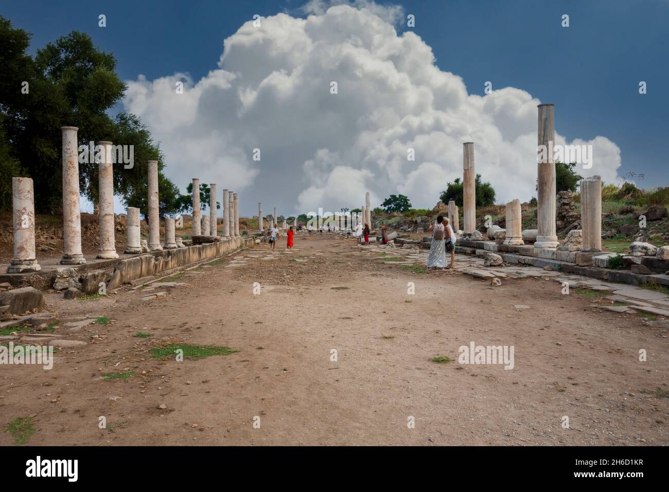 Uralte Stadtruinen. Side Antalya. Kolonnadenstraße und Marktplatz, Agora. Wolkiger blauer Himmel. 02-07-2021 Antalya Stockfoto