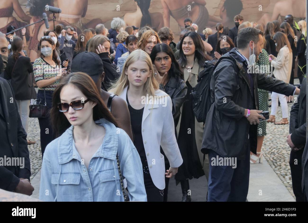 MFW-Modelle nach der Tods-Modenschau während der Herbst-/Winterkollektionen der Milano Fashion Week 2021/2022 Stockfoto