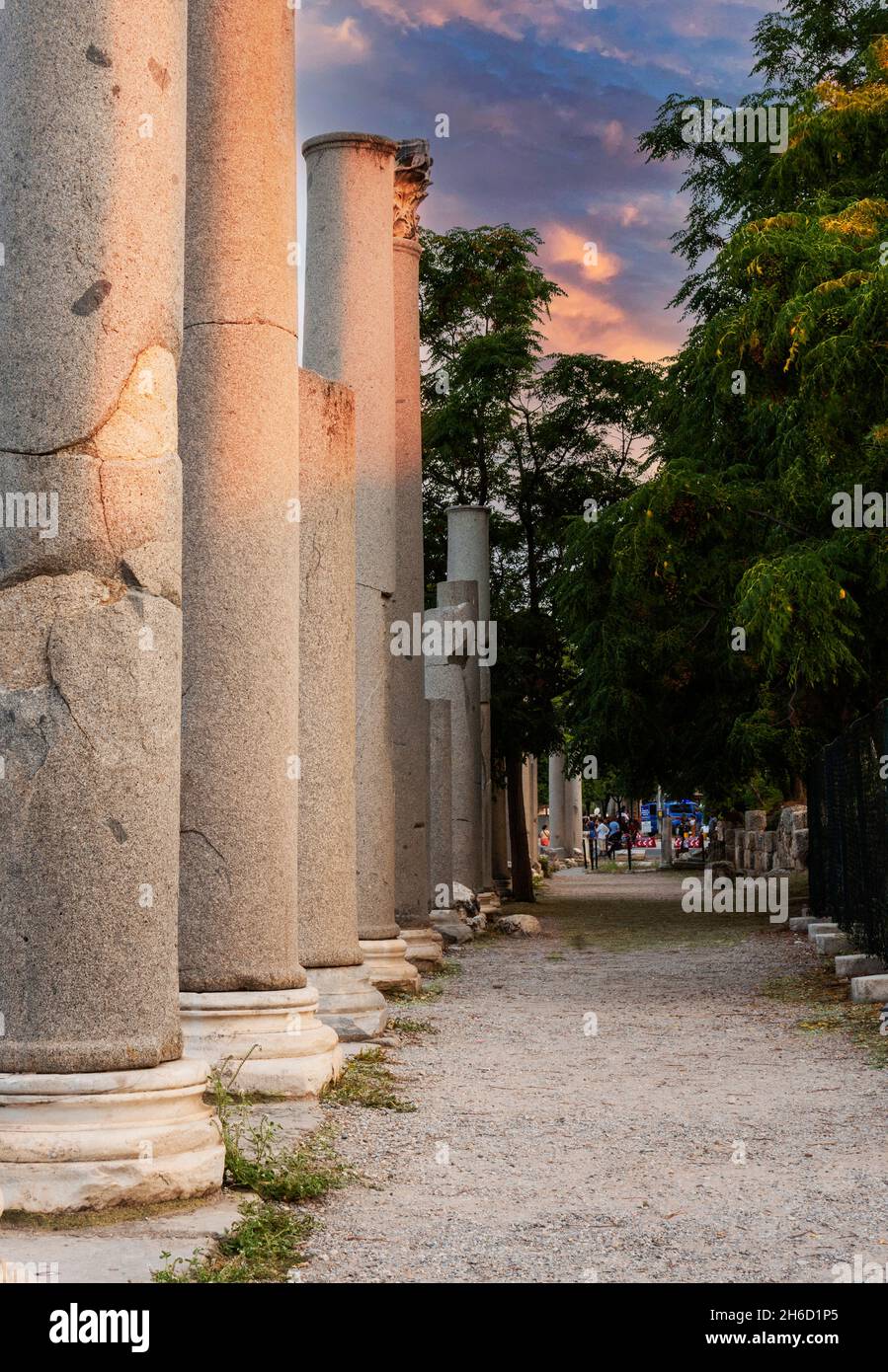 Altes Theater außen, Antalya Seite. Straße und Säulen. Sonnenuntergang Himmel. wolkiger Frühlingstag. Spalten mit selektivem Fokus. Stockfoto