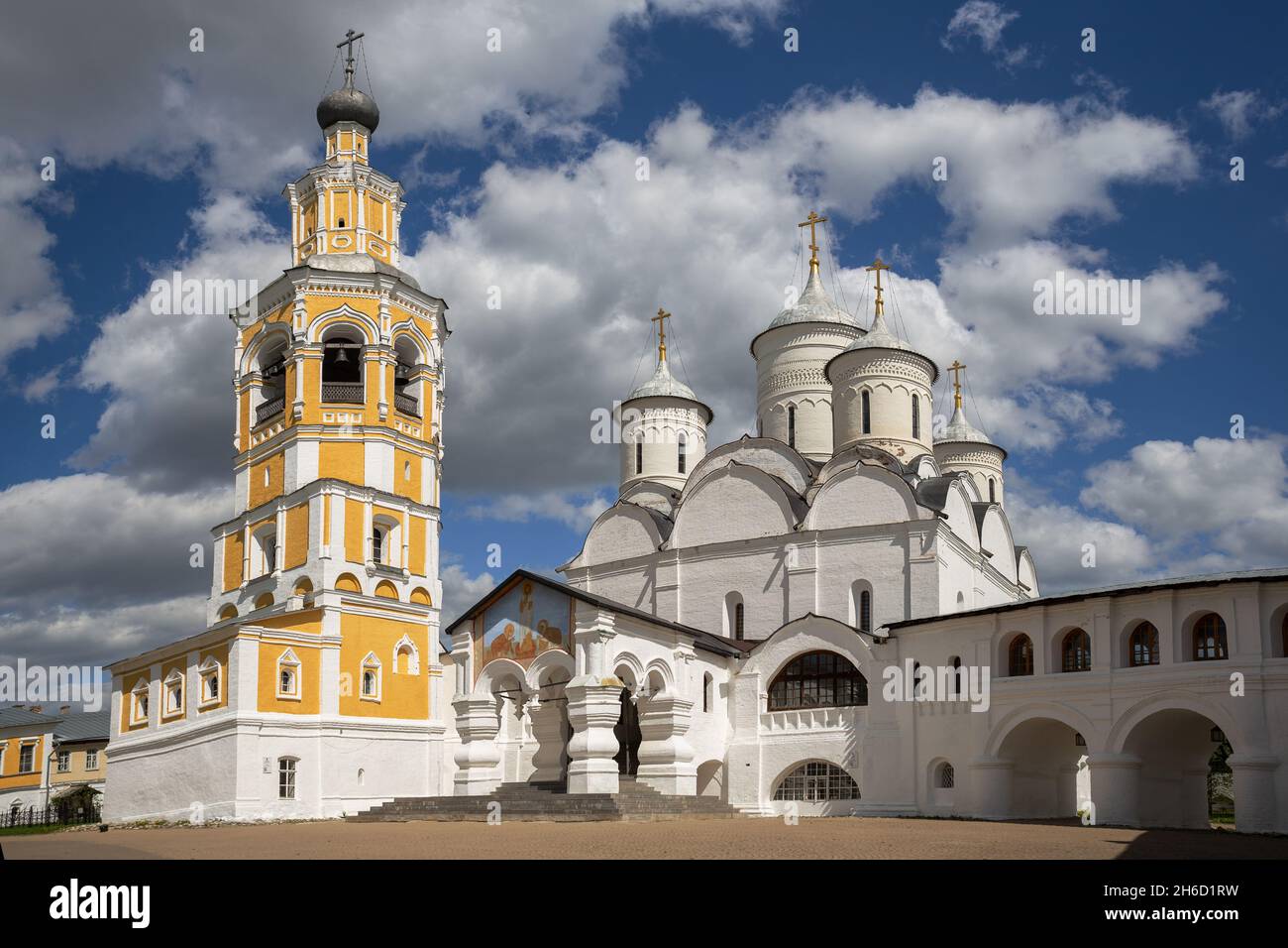 Kathedrale der Verklärung des Erlösers und Glockenturm im Kloster Spaso-Prilutsky, Wologda, Russland Stockfoto