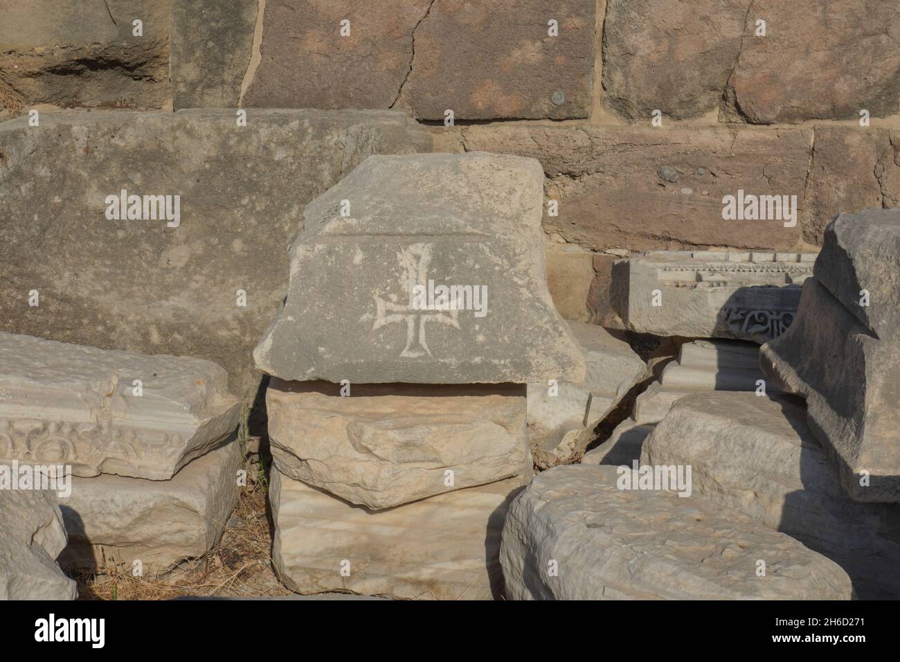 Ruinen des antiken Tempels der Athene in Side. Antalya Türkei. römisches Kreuz auf Stein gemeißelt. Christentum. Ruinen des selektiven Fokus Stockfoto