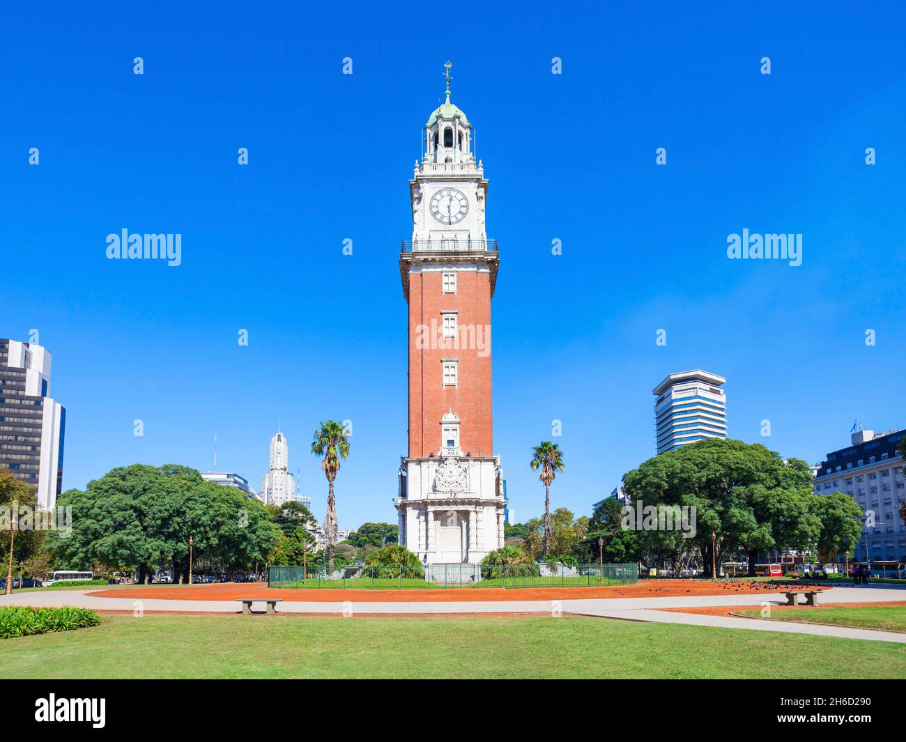 Torre Monumental oder Torre de los Ingleses oder Turm der Engländer ist ein Uhrturm im Bezirk Retiro in Buenos Aires, Argentinien Stockfoto