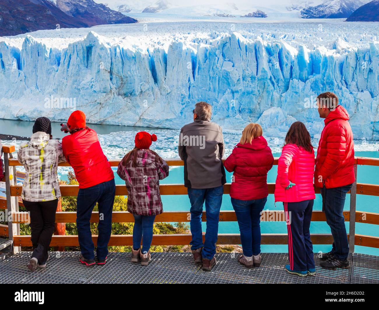 EL CALAFATE, ARGENTINIEN - 21. APRIL 2016: Nicht identifizierte Touristen in der Nähe des Perito-Moreno-Gletschers. Perito Moreno ist ein Gletscher im Los Glaciares Nationa Stockfoto