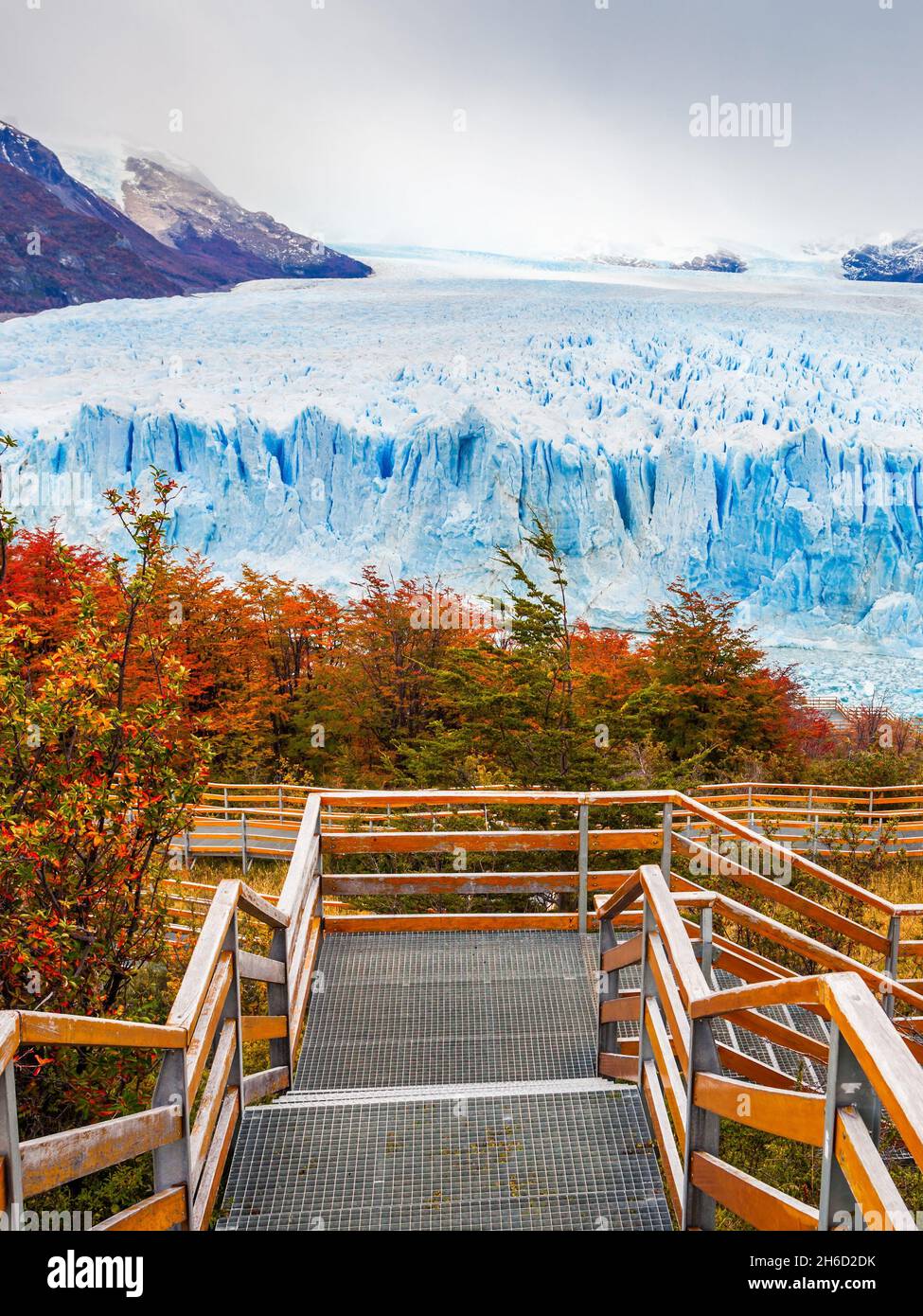 Touristische Route in der Nähe der Perito Moreno Gletscher in Patagonien, Argentinien. Es ist eines der wichtigsten touristischen Attraktionen im argentinischen Patagonien. Stockfoto