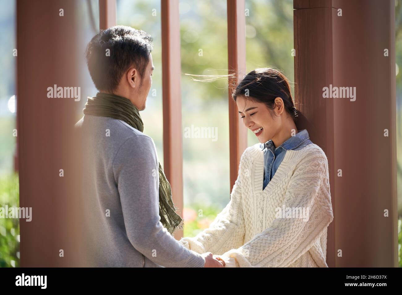 Dating junge asiatische Paar reden im Freien im Stadtpark chatten Stockfoto