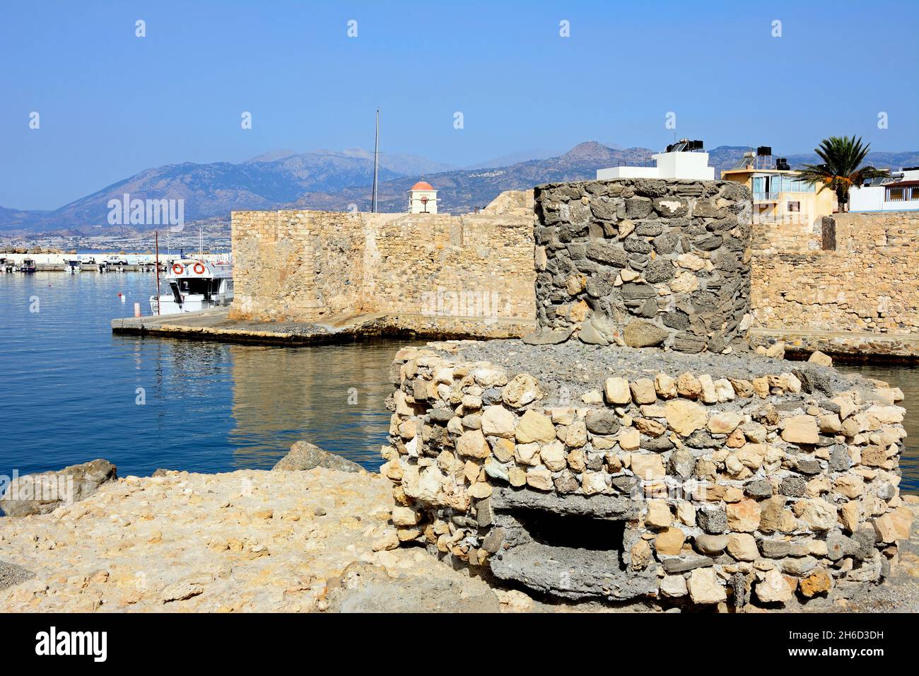 Blick auf die Kales venezianischen Festung am Eingang zum Hafen mit einem alten Turm im Vordergrund, Ierapetra, Kreta, Griechenland, Europa. Stockfoto