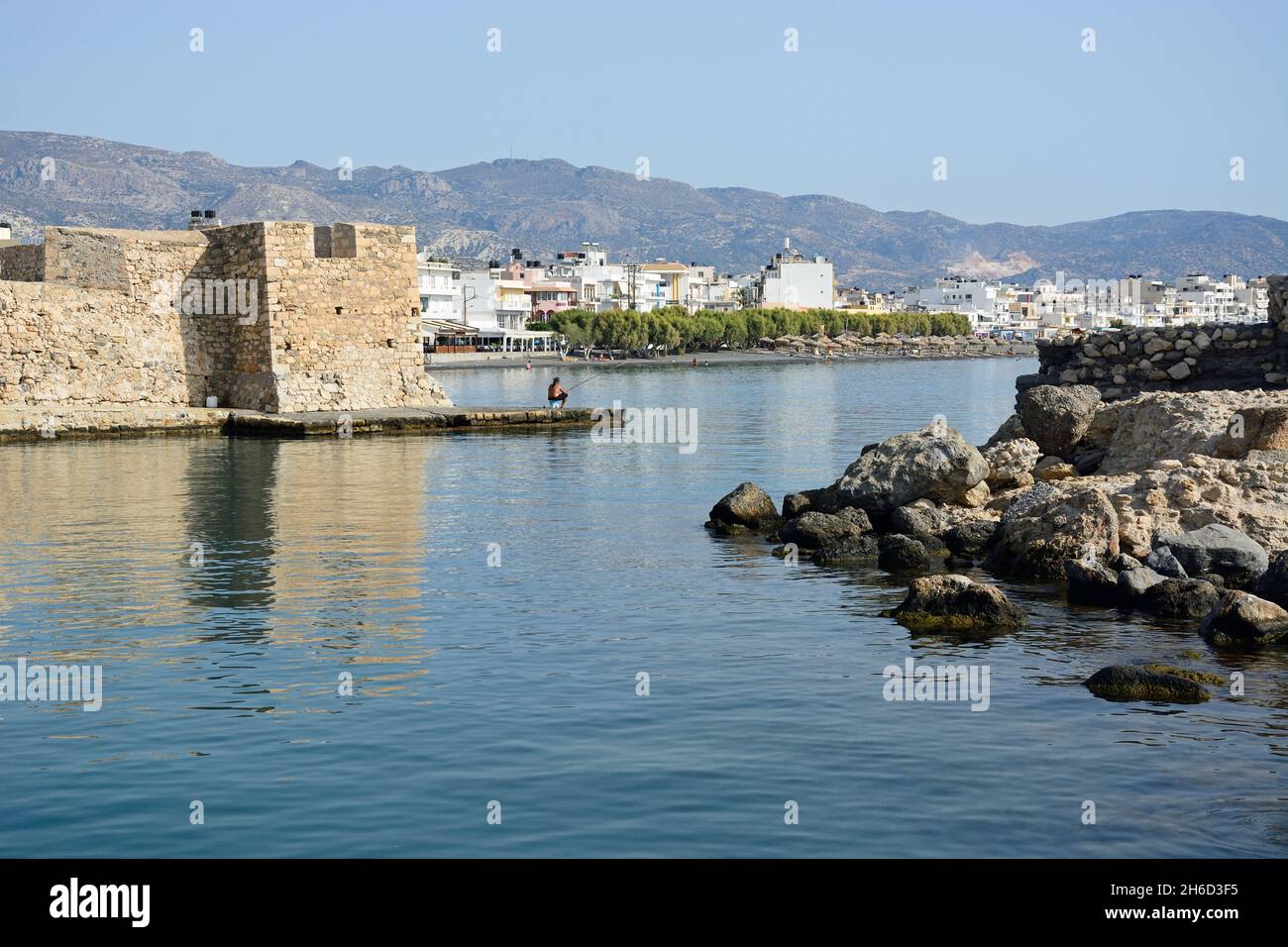 Ecke von Kales venezianische Festung an der Hafeneinfahrt mit Blick entlang der Uferpromenade, Ierapetra, Kreta, Griechenland, Europa. Stockfoto