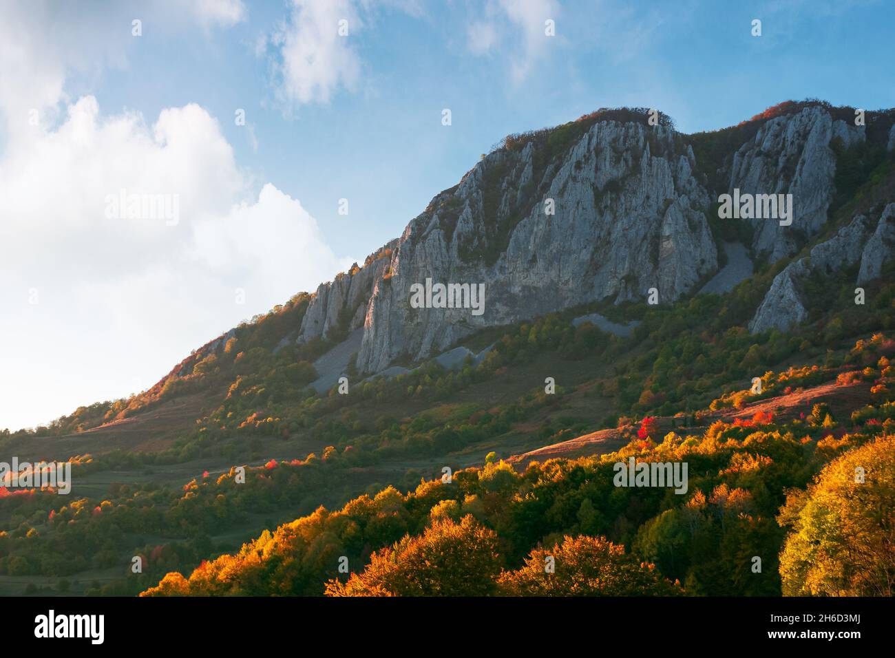 Felsformation in apuseni Berge bei Sonnenuntergang. Wunderschöne Herbstlandschaft im Abendlicht. Bäume auf den Hügeln in bunten Laub. Lage masivul-V Stockfoto