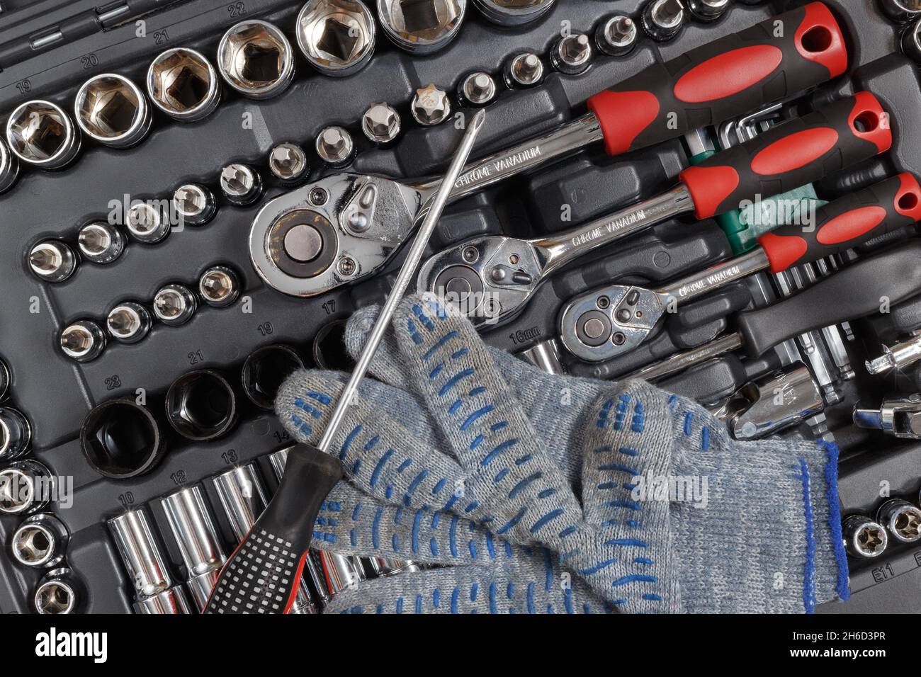 Kfz Mechaniker-Werkzeugsatz und Stoffhandschuhe. Blick von oben Stockfoto