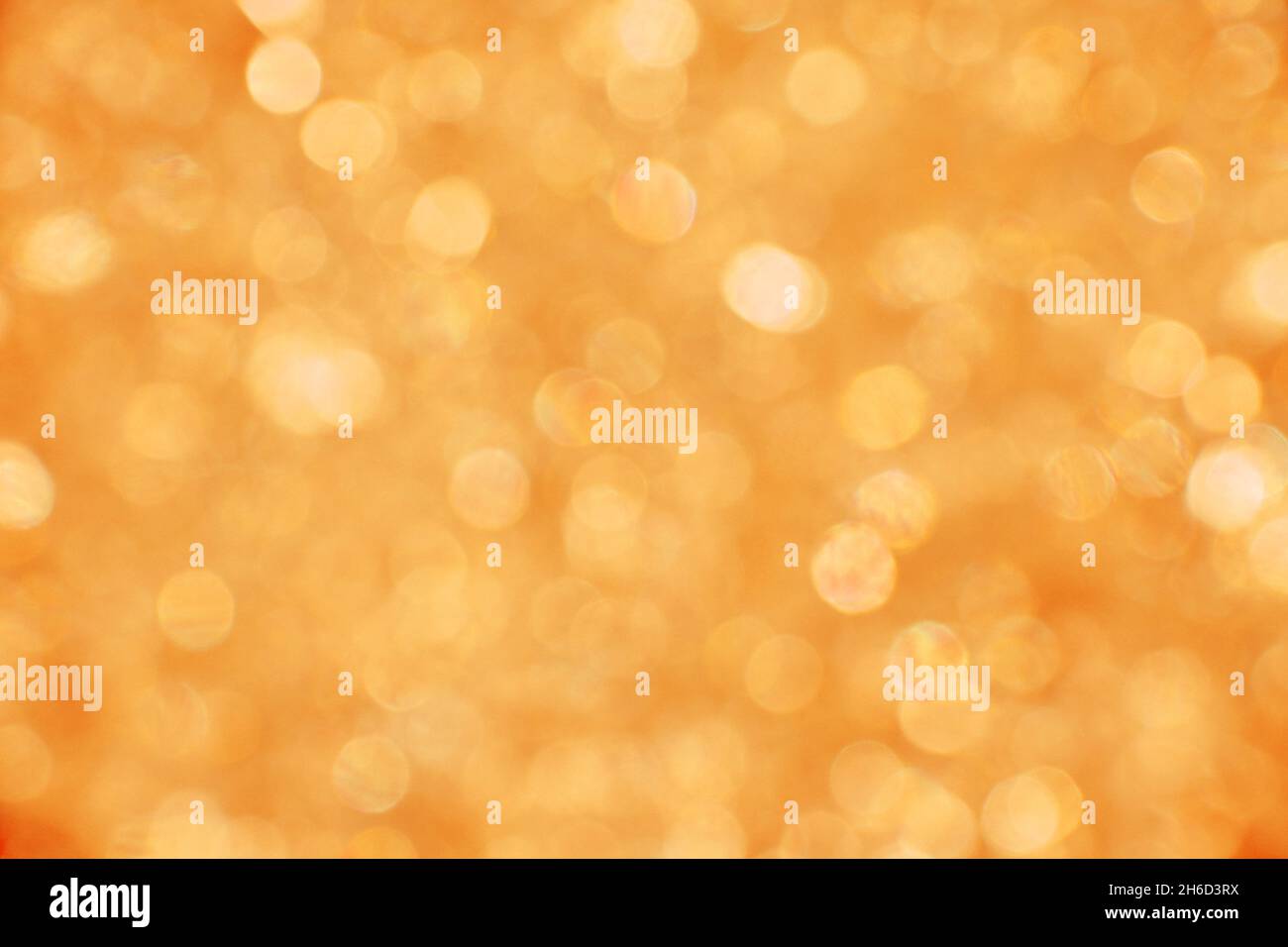 Abstrakter Hintergrund aus warmem Sommerorange und goldenem Bokeh verwischt Lichter und Glitzer funkelt Stockfoto Abstrakter Hintergrund aus warmem Sommerorange und goldenem Bokeh verwischt Lichter und Glitzer funkelt Stockfoto