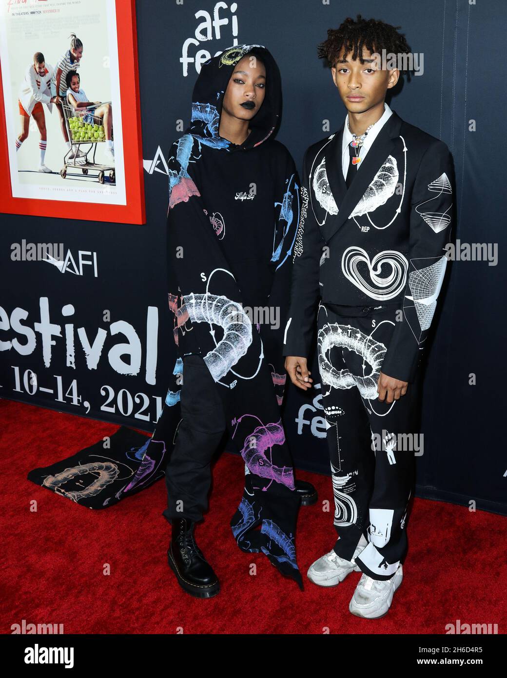 Hollywood, Usa. November 2021. HOLLYWOOD, LOS ANGELES, KALIFORNIEN, USA - 14. NOVEMBER: Die Sängerin Willow Smith und der Bruder/Schauspieler Jaden Smith kommen zum AFI Fest 2021 - Abschlussnacht Premiere von Warner Bros. Picturs' 'King Richard', das am 14. November 2021 im TCL Chinese Theatre IMAX in Hollywood, Los Angeles, Kalifornien, USA, stattfand. (Foto von Xavier Collin/Image Press Agency) Quelle: Image Press Agency/Alamy Live News Stockfoto