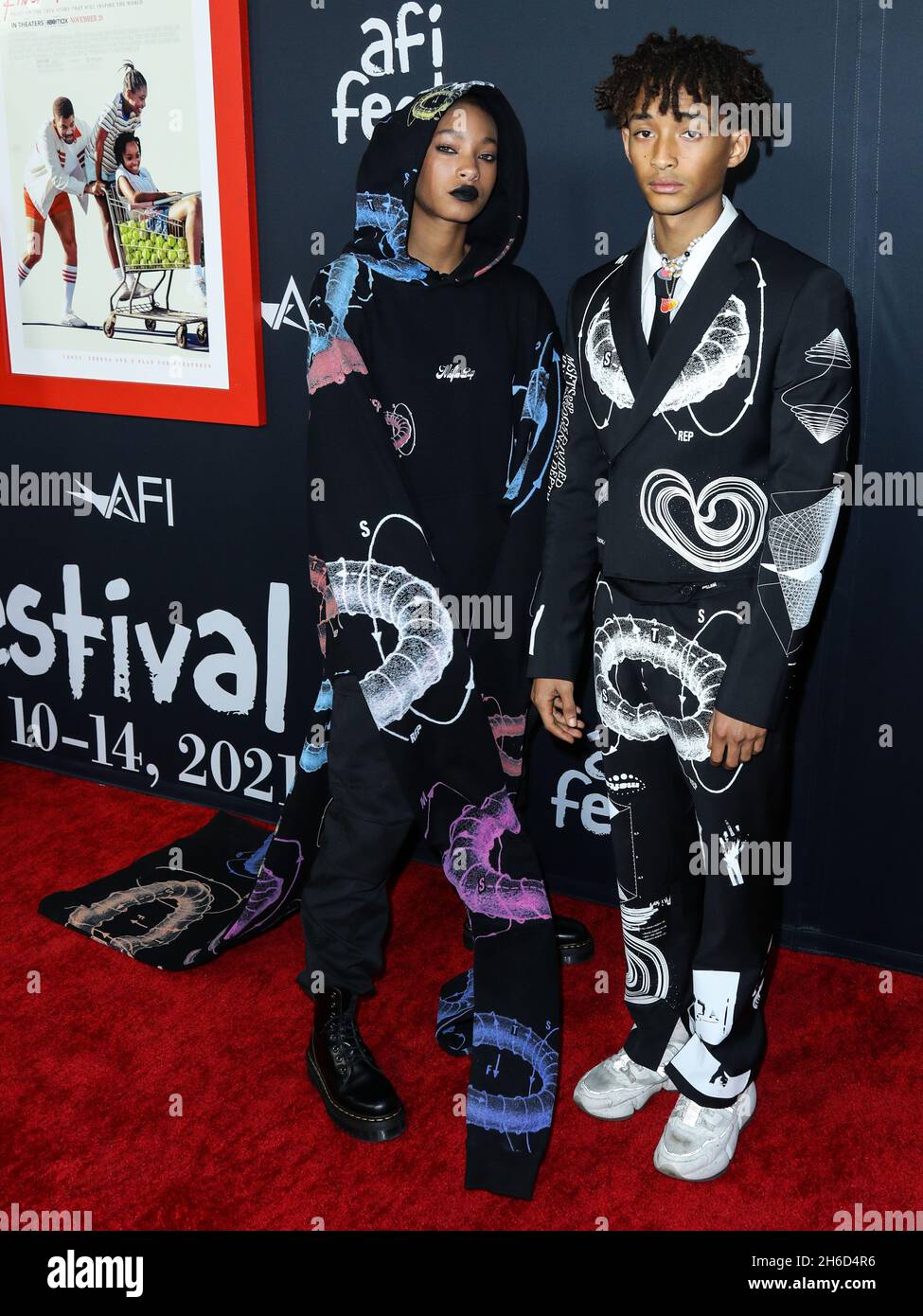 Hollywood, Usa. November 2021. HOLLYWOOD, LOS ANGELES, KALIFORNIEN, USA - 14. NOVEMBER: Die Sängerin Willow Smith und der Bruder/Schauspieler Jaden Smith kommen zum AFI Fest 2021 - Abschlussnacht Premiere von Warner Bros. Picturs' 'King Richard', das am 14. November 2021 im TCL Chinese Theatre IMAX in Hollywood, Los Angeles, Kalifornien, USA, stattfand. (Foto von Xavier Collin/Image Press Agency) Quelle: Image Press Agency/Alamy Live News Stockfoto