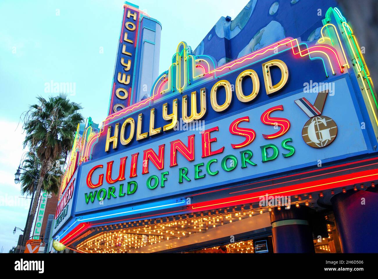 Hollywood Guiness World Records Museum in der Dämmerung, Hollywood Boulevard, Hollywood, Los Angeles, Kalifornien, Vereinigte Staaten von Amerika Stockfoto