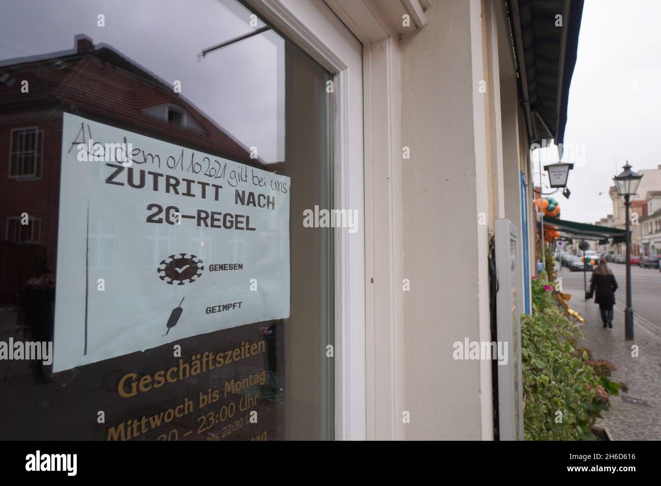 Potsdam, Deutschland. November 2021. An der Eingangstür eines Restaurants ist ein Schild mit der 2G-Regel zu sehen. In Brandenburg treten die strengeren Corona-Regeln in Kraft. Die 2G-Regel mit Zugang nur für geimpfte und wiedergeborene Personen wird für einige Gebiete obligatorisch, plus eine Maskenpflicht in Grundschulen. Quelle: Jörg Carstensen/dpa/Alamy Live News Stockfoto