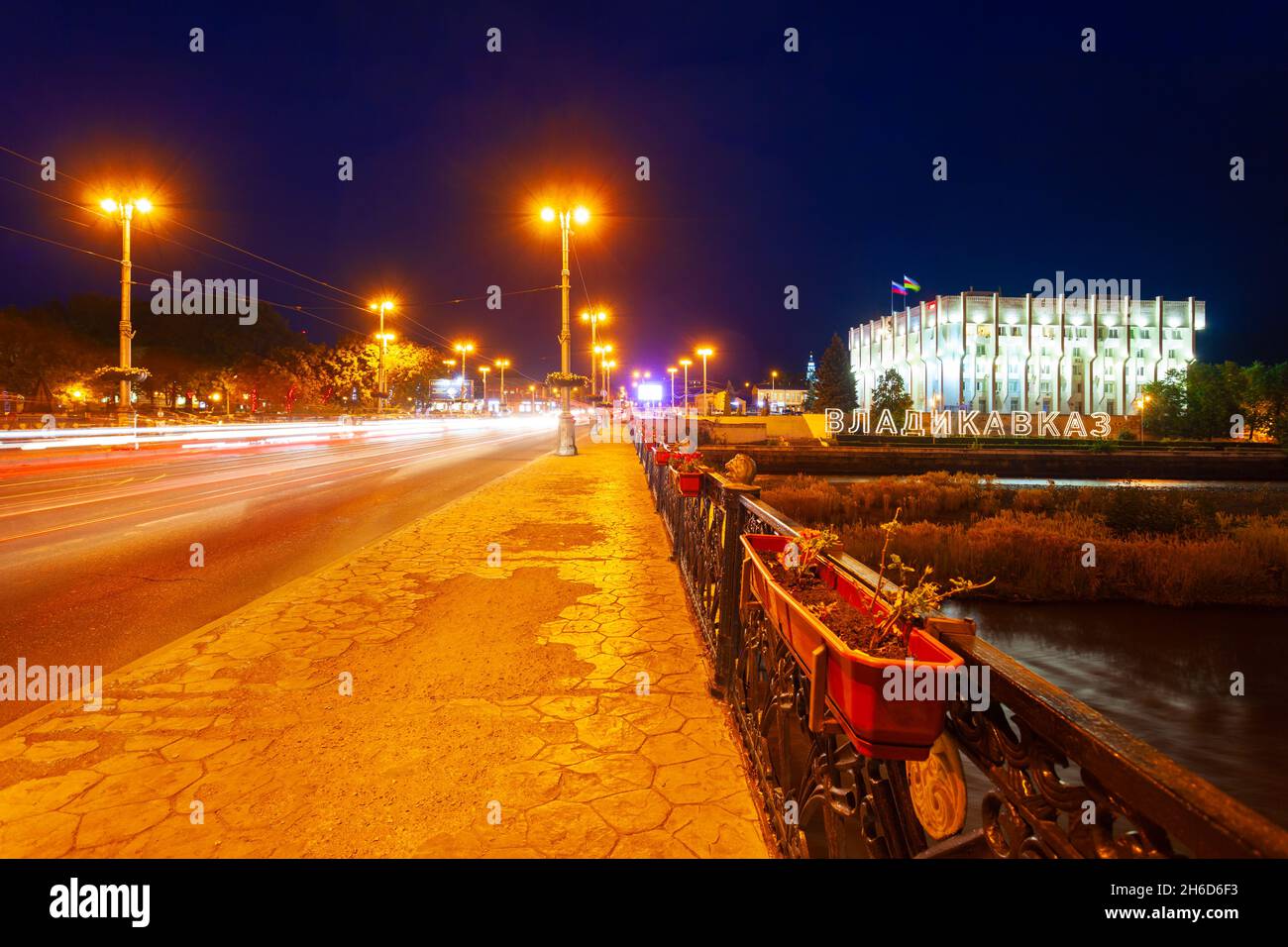 Wladikawkaz, Russland - 25. September 2020: Stadtverwaltungsgebäude am Ufer des Flusses Terek in Wladikawkaz, Nordossetien Alanien, Russland Stockfoto