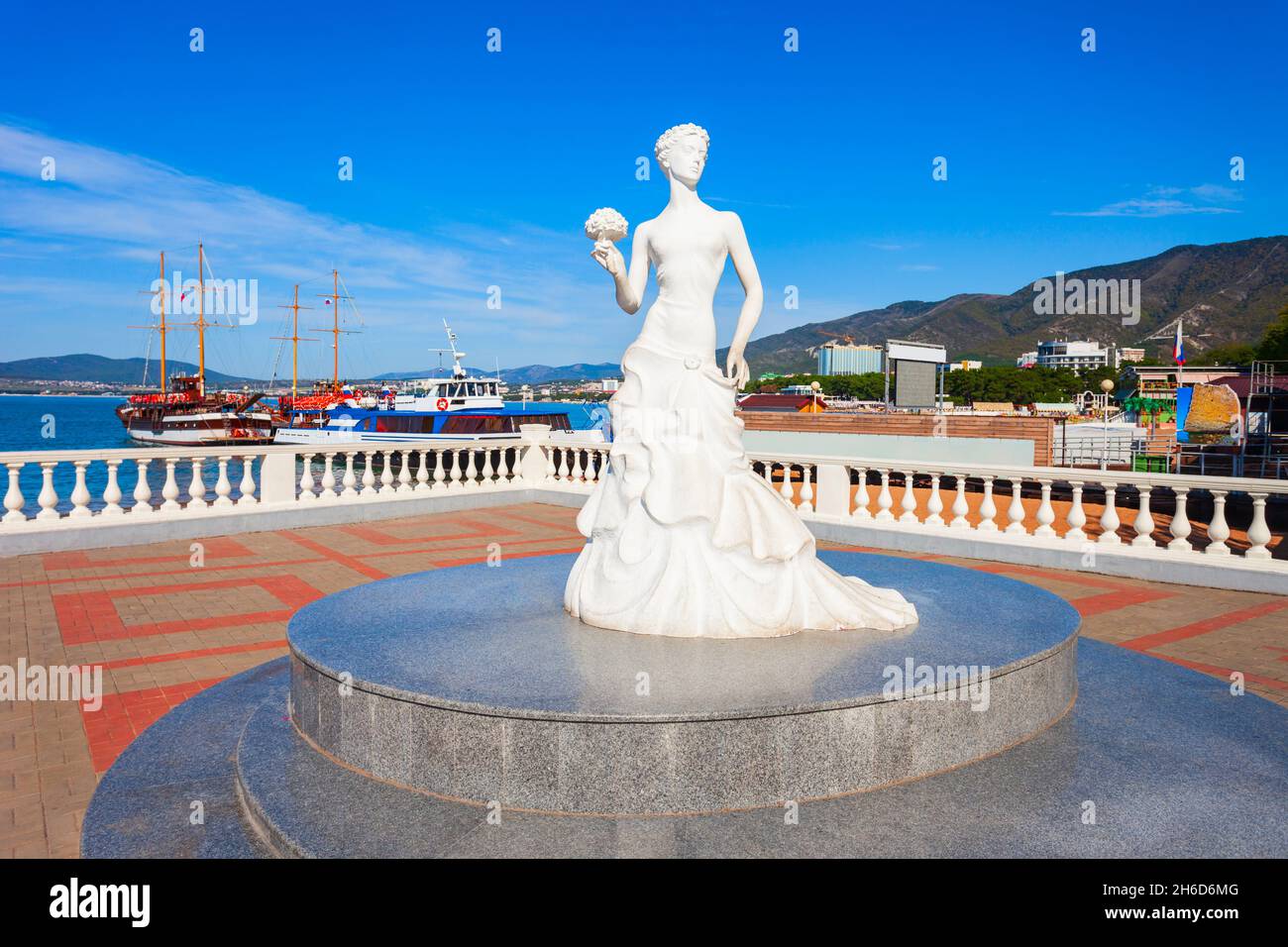 Gelendzhik, Russland - 03. Oktober 2020: Weiße Braut oder Belaya Nevestochka Skulptur in Gelendzhik Resort Stadt am Schwarzen Meer in Krasnod Stockfoto