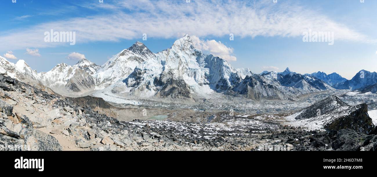 Panoramablick auf himalaya Berge, Mount Everest und Khumbu Gletscher von Kala Patthar - Weg zum Everest Basislager, Khumbu Tal, Sagarmatha Nation Stockfoto