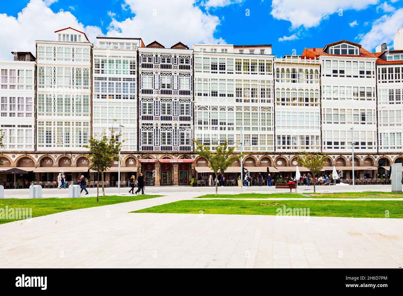 A Coruña, Spanien - 24. SEPTEMBER 2017: Traditionelle galizische Häuser am Ufer im Zentrum der Stadt A Coruña in Galicien, Spanien Stockfoto