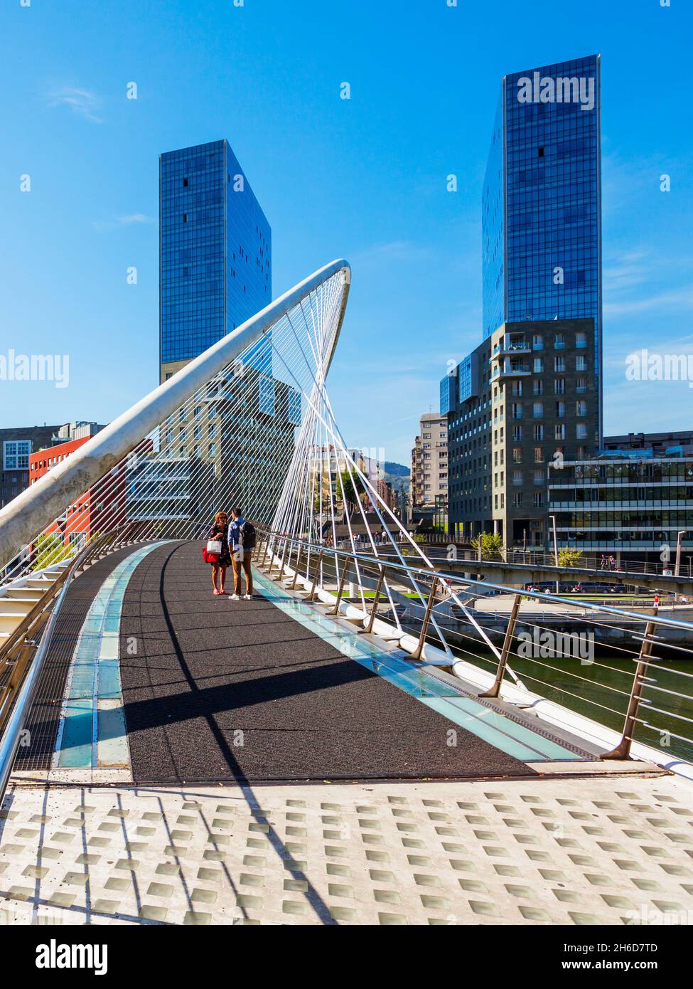 BILBAO, SPANIEN - 28. SEPTEMBER 2017: Zubizuri Brücke über Fluss Nervion im Zentrum von Bilbao, Baskenland im Norden Spaniens Stockfoto