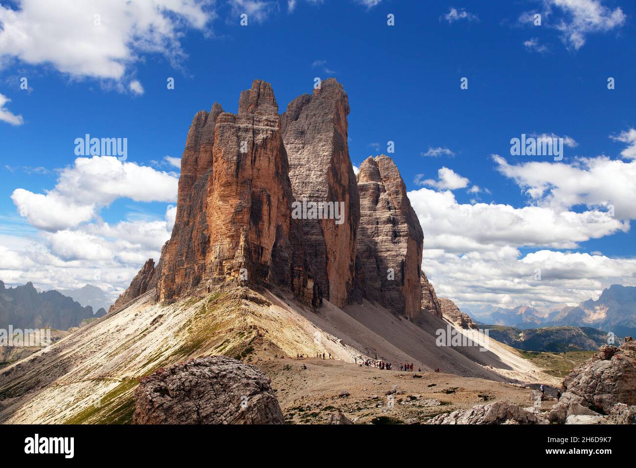 Blick auf drei Zinnen oder Tre Cime di Lavaredo mit schöner Wolke am Himmel, Sextener Dolomiten oder Sextner Dolomiten, Südtirol, Dolomitenberge, IT Stockfoto