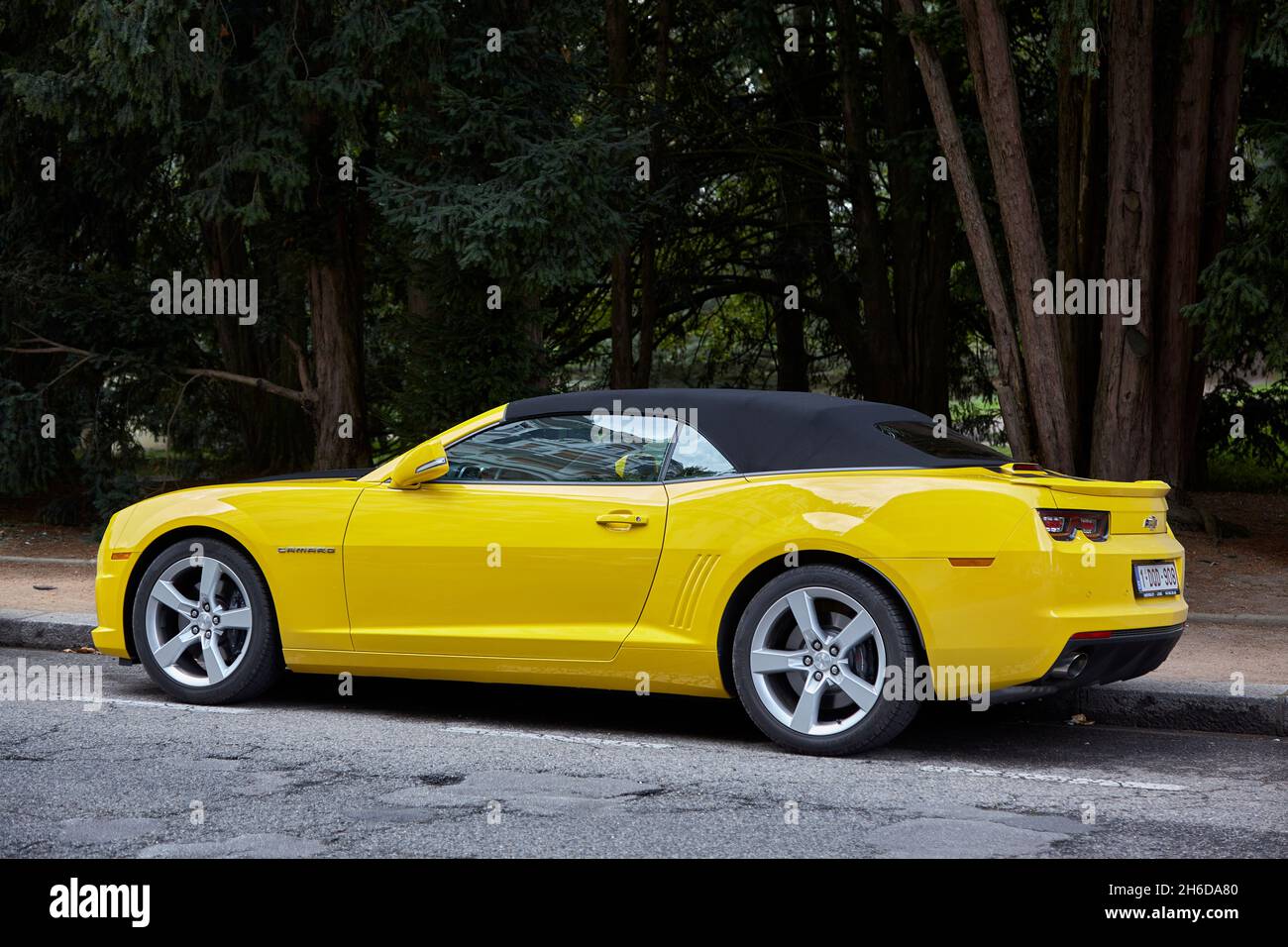 Gelbes Chevrolet Camaro zweitürige Coupé oder Cabriolet in Vichy, Frankreich. Stockfoto