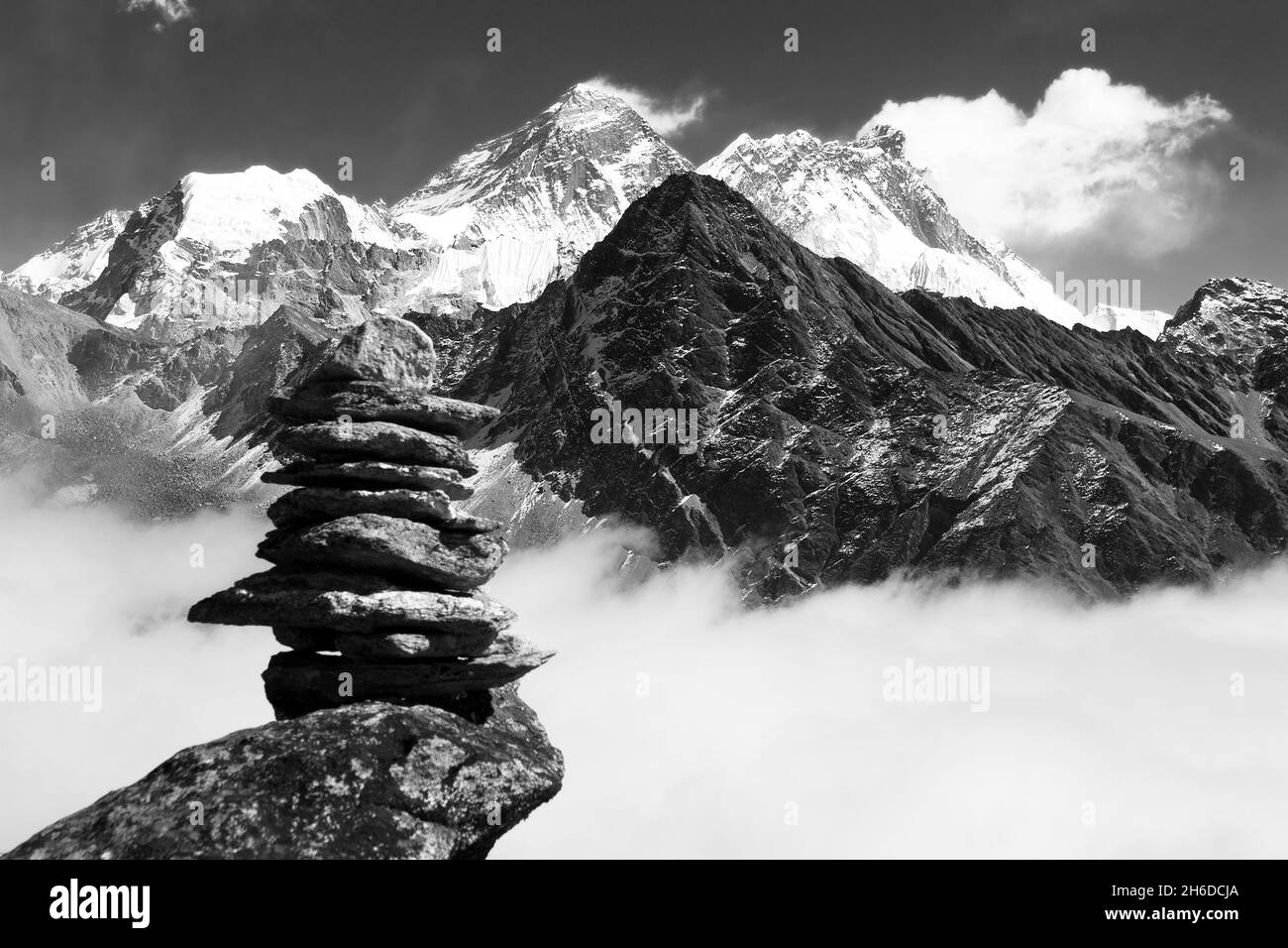 Blick auf den everest mit Steinmann oder Steinpyramide aus gokyo ri, schwarz-weiß, Khumbu, Nepal Himalaya Berge Stockfoto