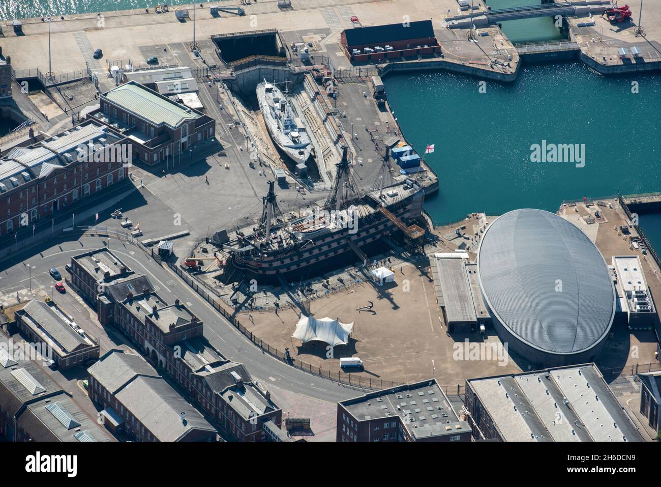 HMS Victory, HMS M33 und die Mary Rose Ship Hall, Portsmouth Historic Dockyard, City of Portsmouth, 2018. Stockfoto