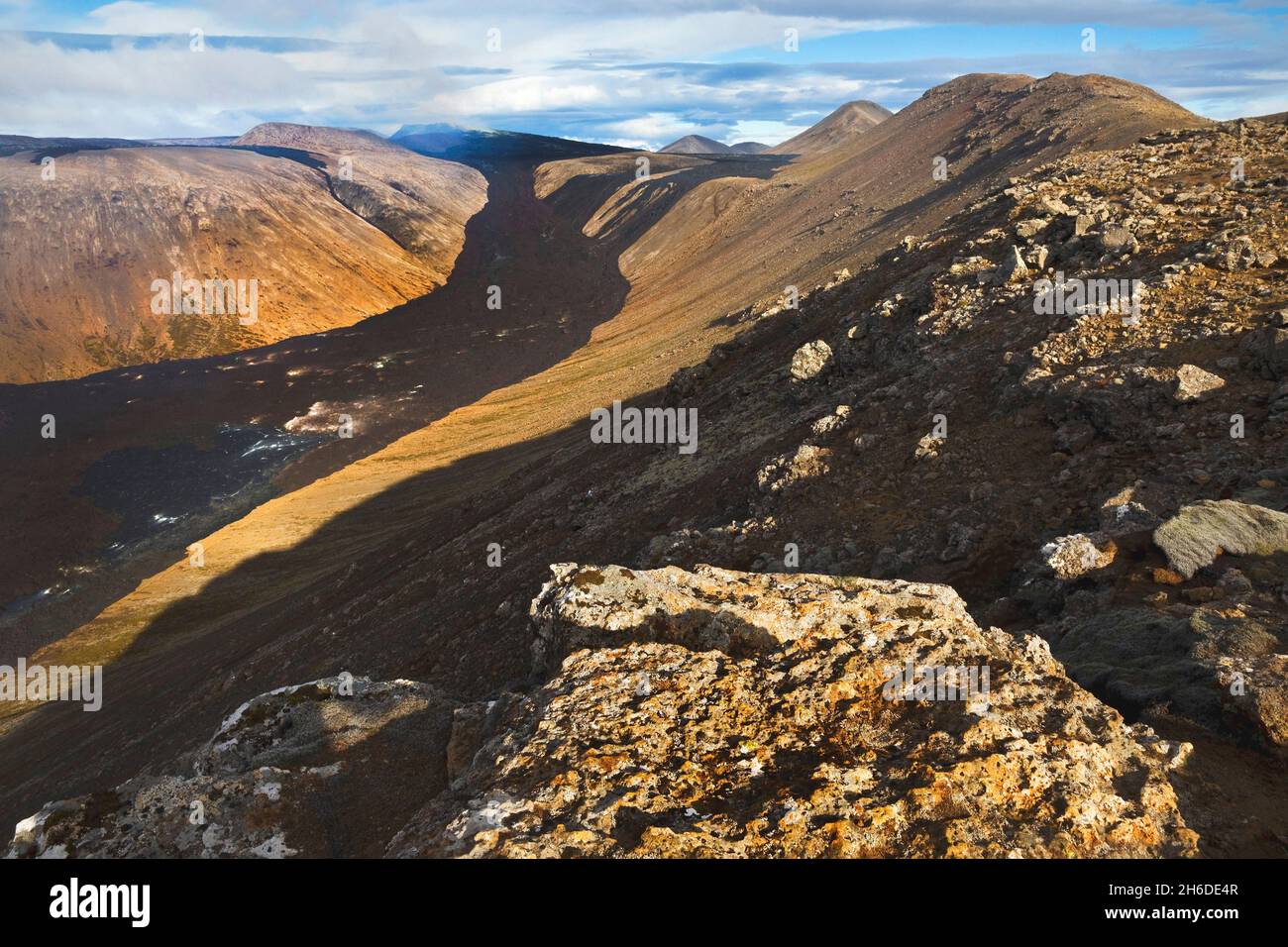 Vulkanlandschaft mit kühltem Lavastrom, Island, Reykjanes Peninsula, Fagradalsfjall Stockfoto