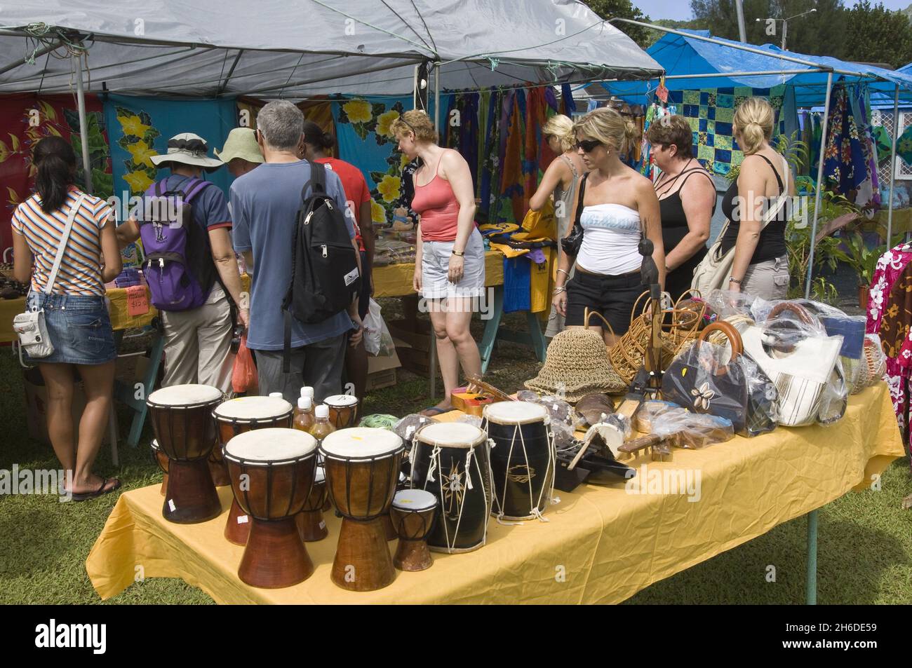 Lokale Trommeln in Punanga Nui Kulturmarkt, Cookinseln, Rarotonga Stockfoto