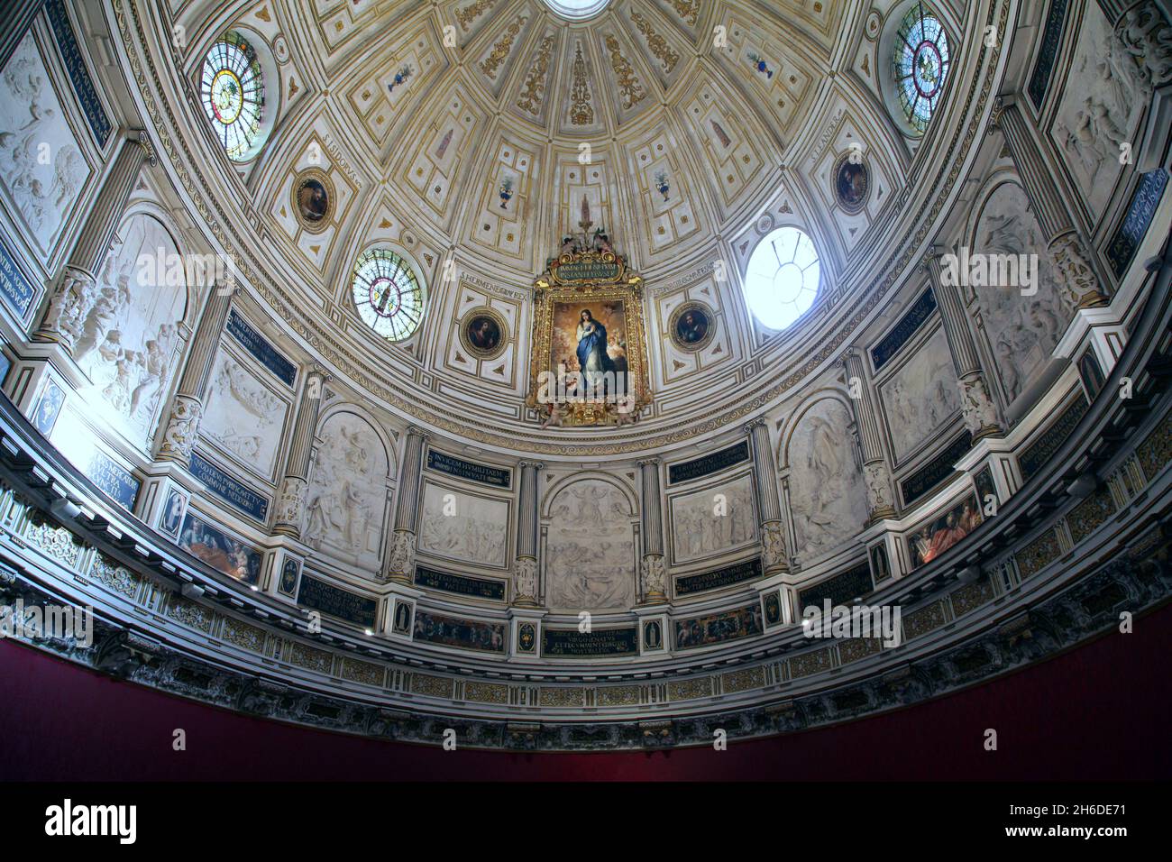 Das Kapitelhaus in der Kathedrale von Sevilla Spanien.Es war das erste elliptische Gebiet, das in der spanischen Renaissance erbaut wurde und möglicherweise die ersten in Europa.in der Mitte die Unbefleckte Empfängnis von Bartolomé Esteban Murillo. Stockfoto