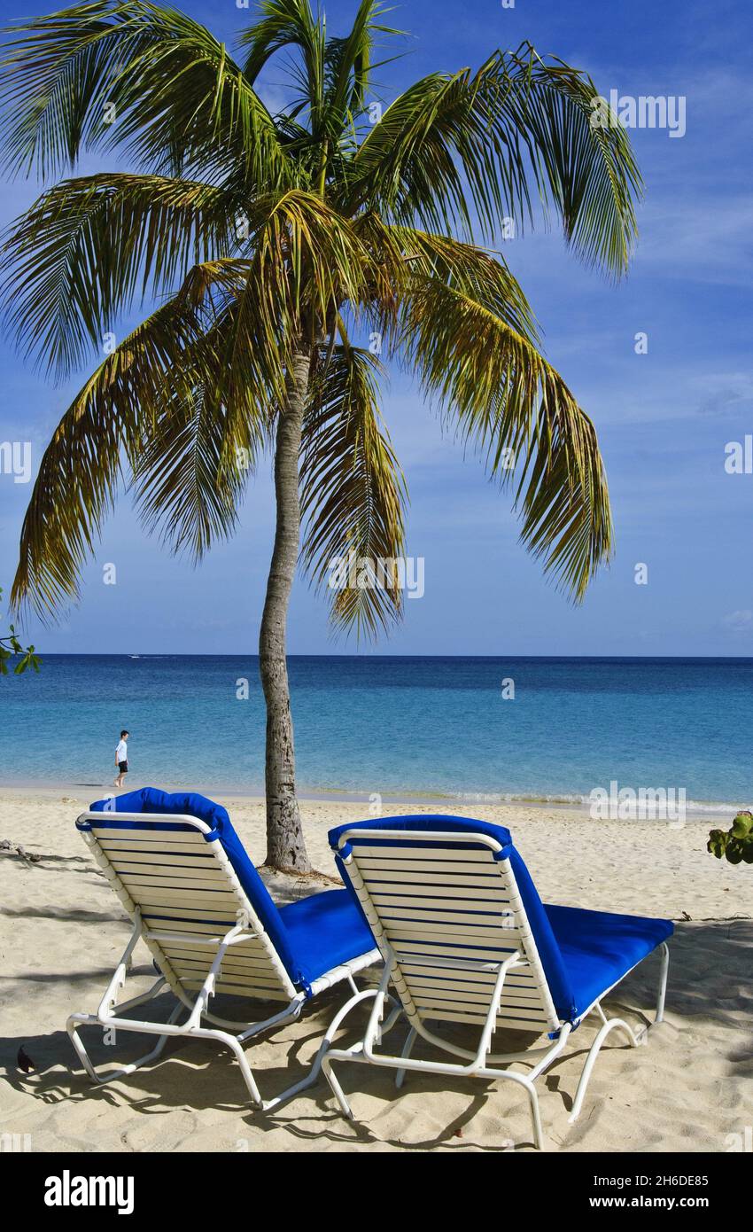 Strandliegen am Grand Anse Beach, Grenada, Windward Island Stockfoto