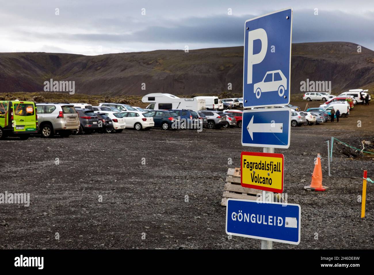 Parkplatz am Vulkan mit vielen Autos, Island, Reykjanes Peninsula, Fagradalsfjall Stockfoto