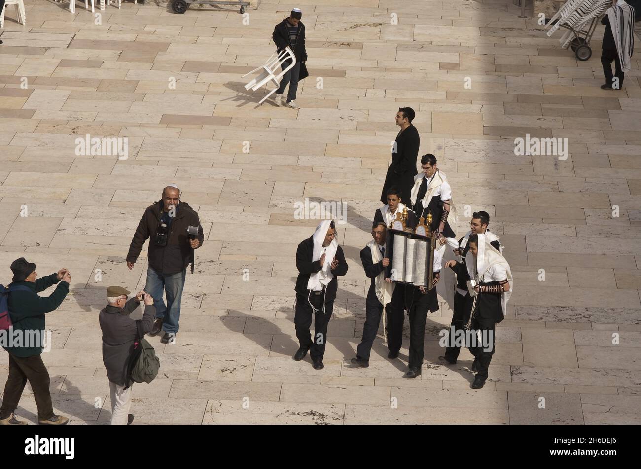 Juden, die eine Tora tragen, Rollen zur Westmauer, Israel, Jerusalem Stockfoto